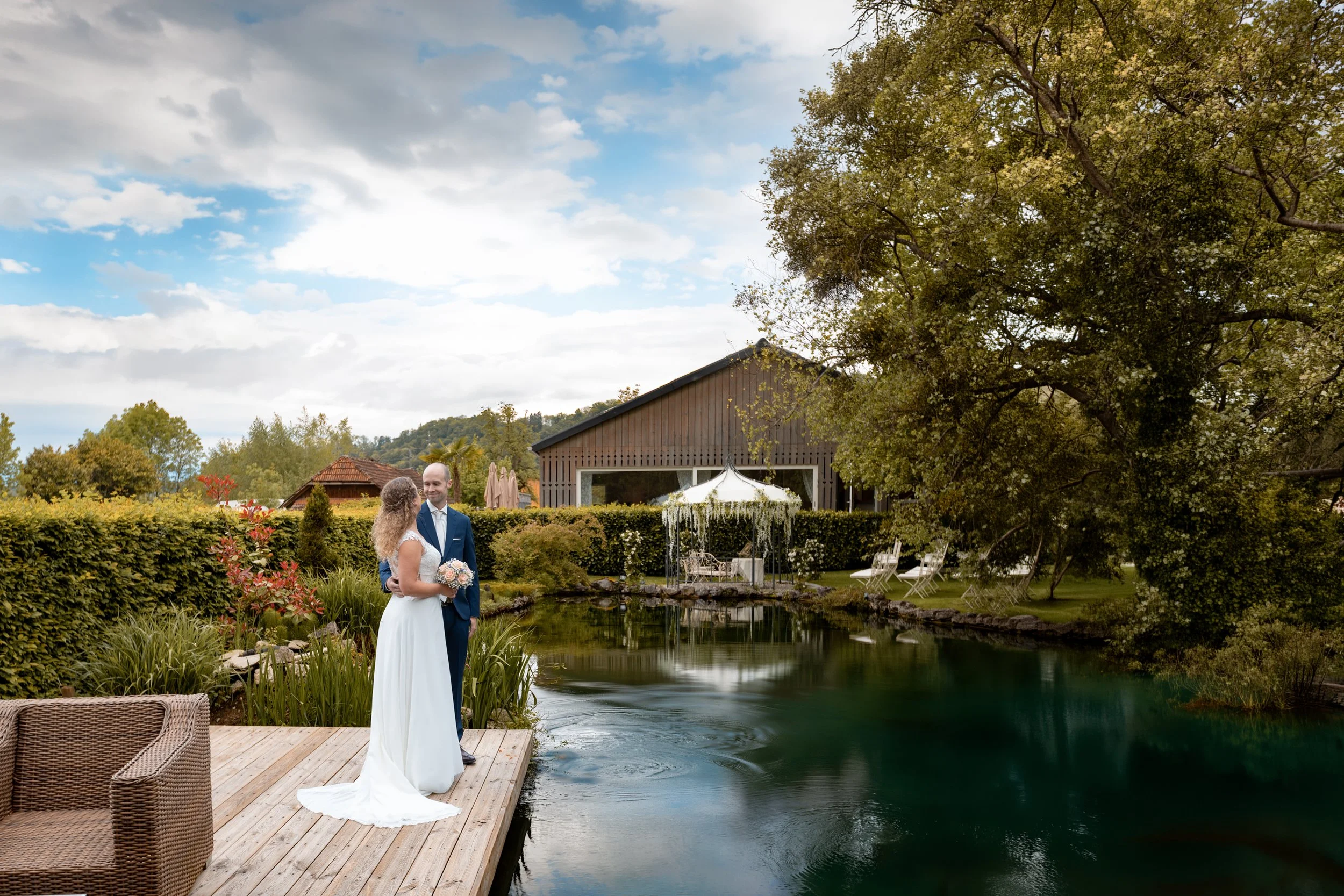 Brautpaar am See – Hochzeitsfotografie mit Landschaft und Atmosphäre
