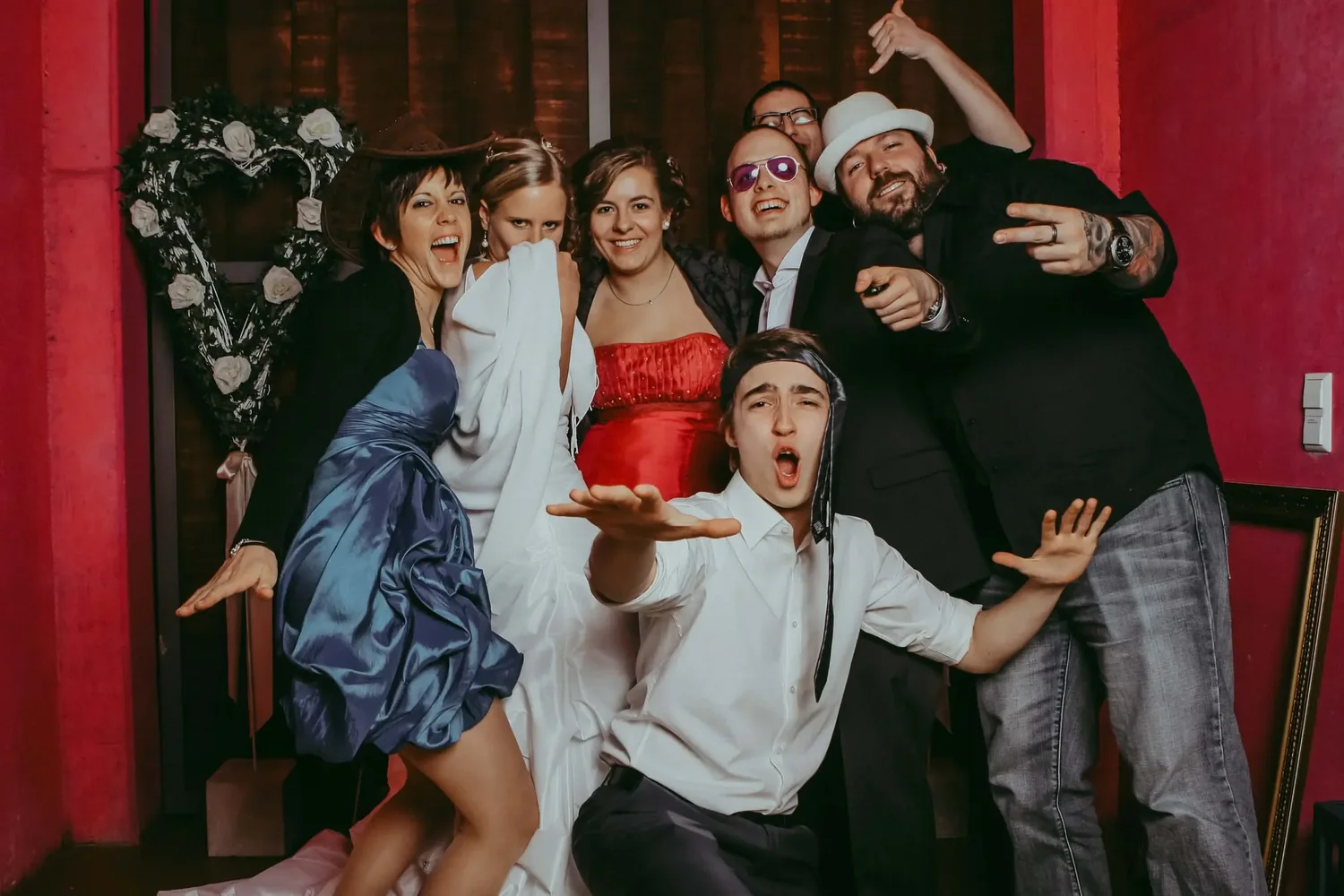Hochzeitsgäste feiern ausgelassen vor der Fotobox von Hedrich Weddings