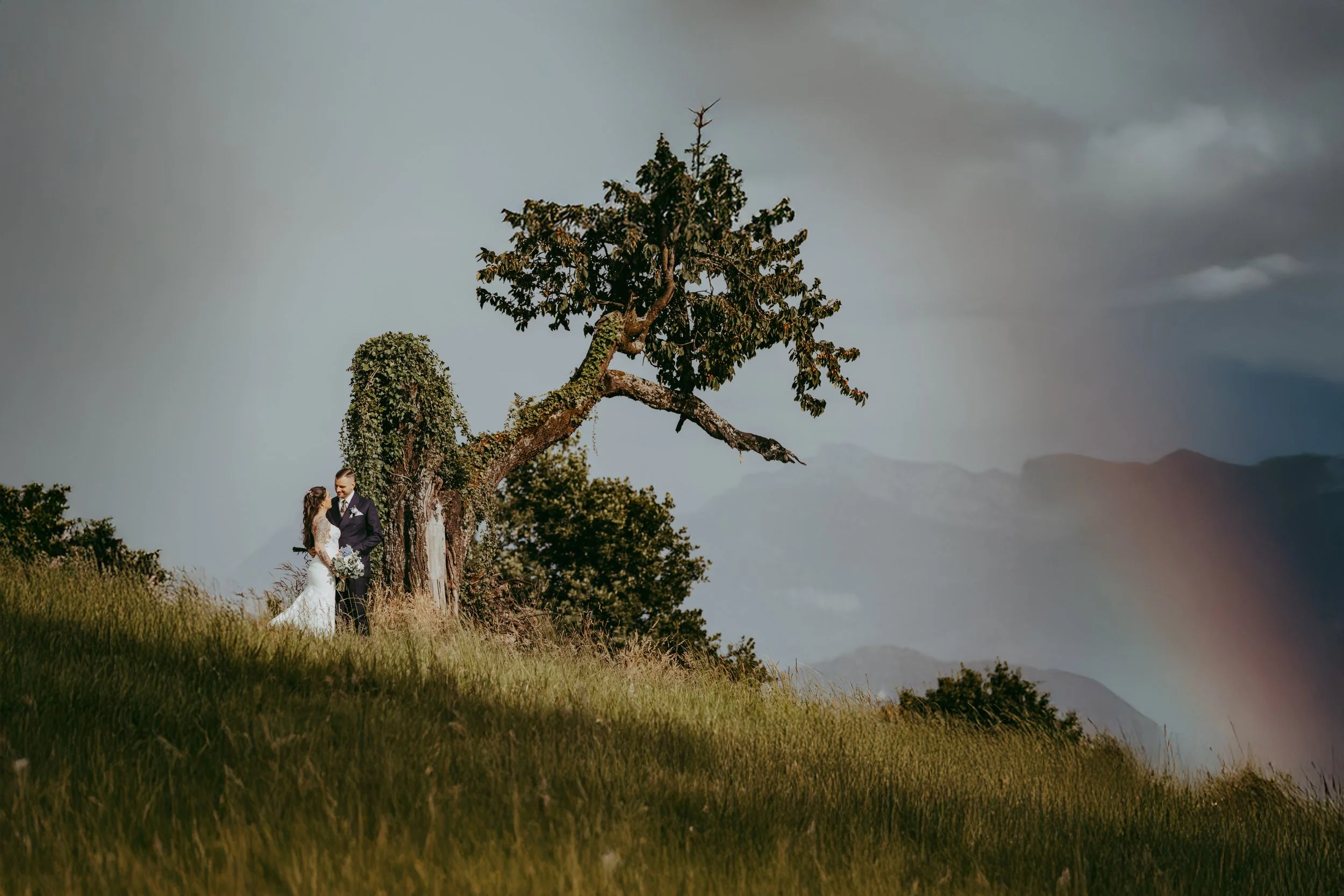 Brautpaar in weiter Landschaft – Hochzeitsfotografie und Drohnenaufnahmen von Hedrich Weddings