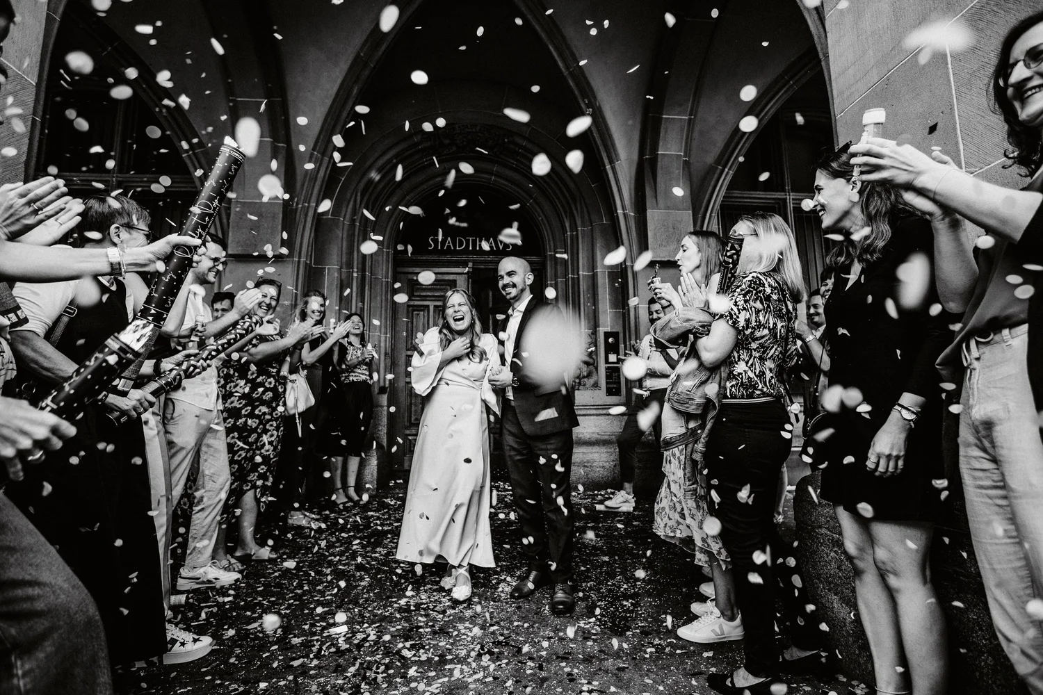 Hochzeitsgesellschaft feiert im Regen – Schwarz-Weiß-Reportage von Hedrich Weddings