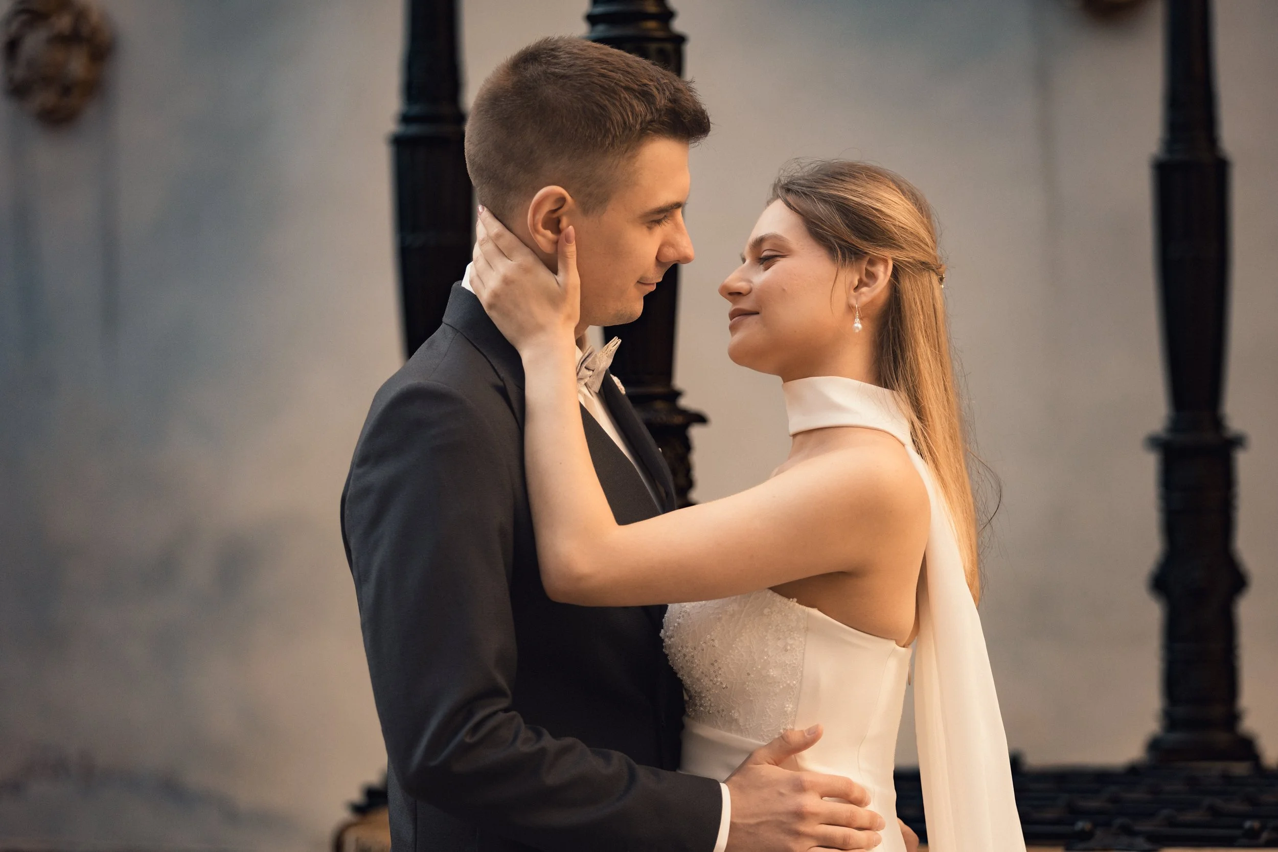 Ein Paar tanzt in formeller Kleidung in einer eleganten Umgebung, vermutlich bei einer Hochzeit oder einem besonderen Anlass.