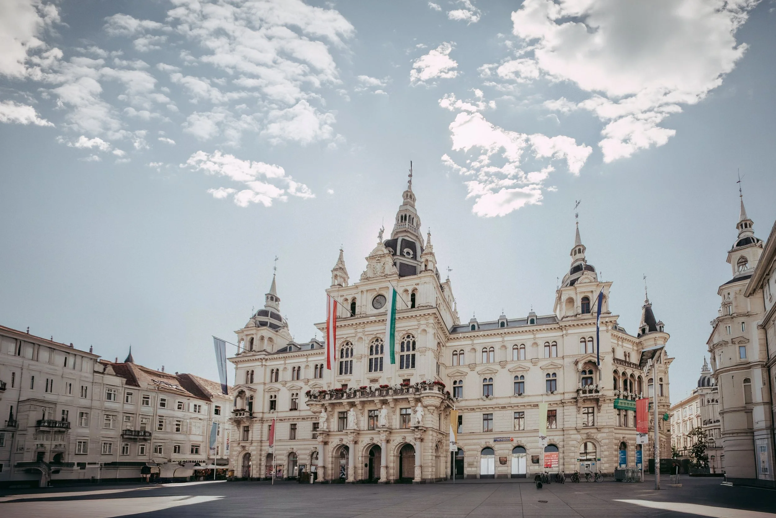 Hochzeit in Graz mit Blick auf das Grazer Rathaus