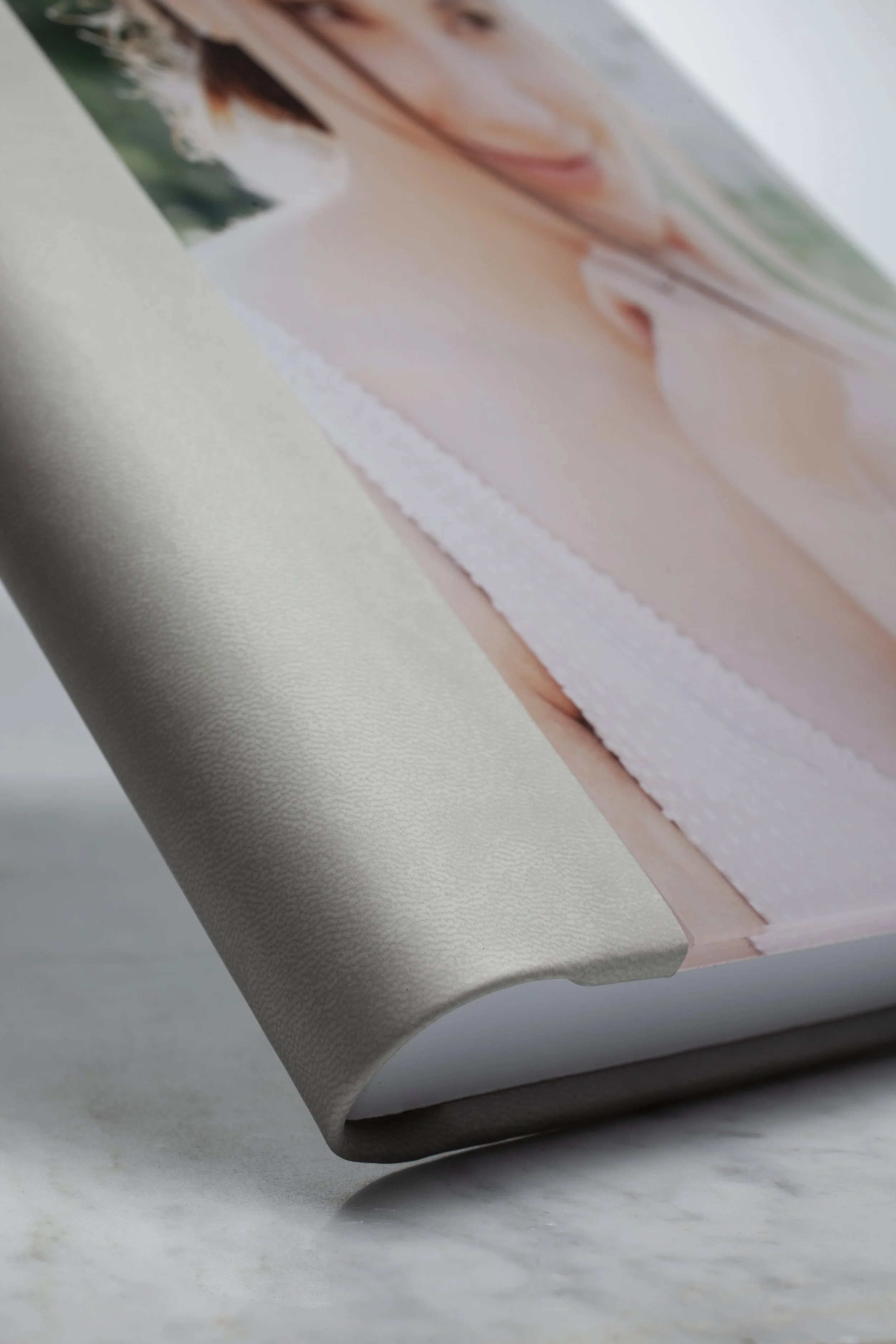 Ein farbiger Druck auf einem weißen Papierbogen, der auf einer grauen Oberfläche liegt.