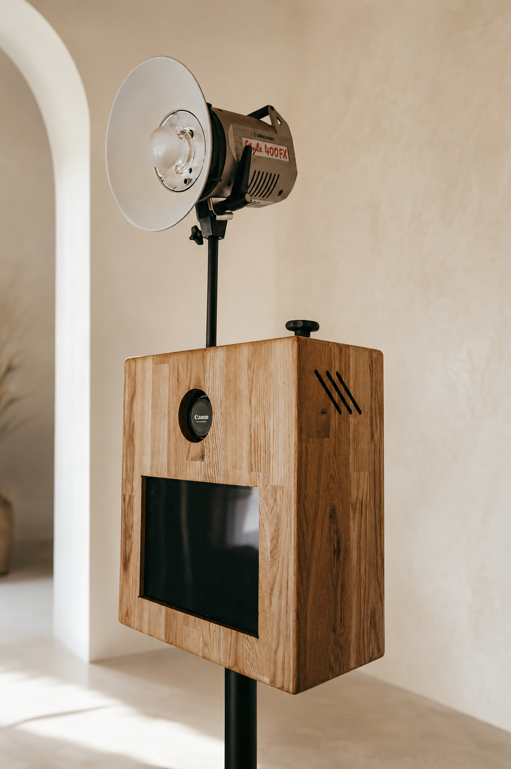 Hochwertige Fotobox aus Holz mit Canon-Kamera und Elinchrom-Studioblitz