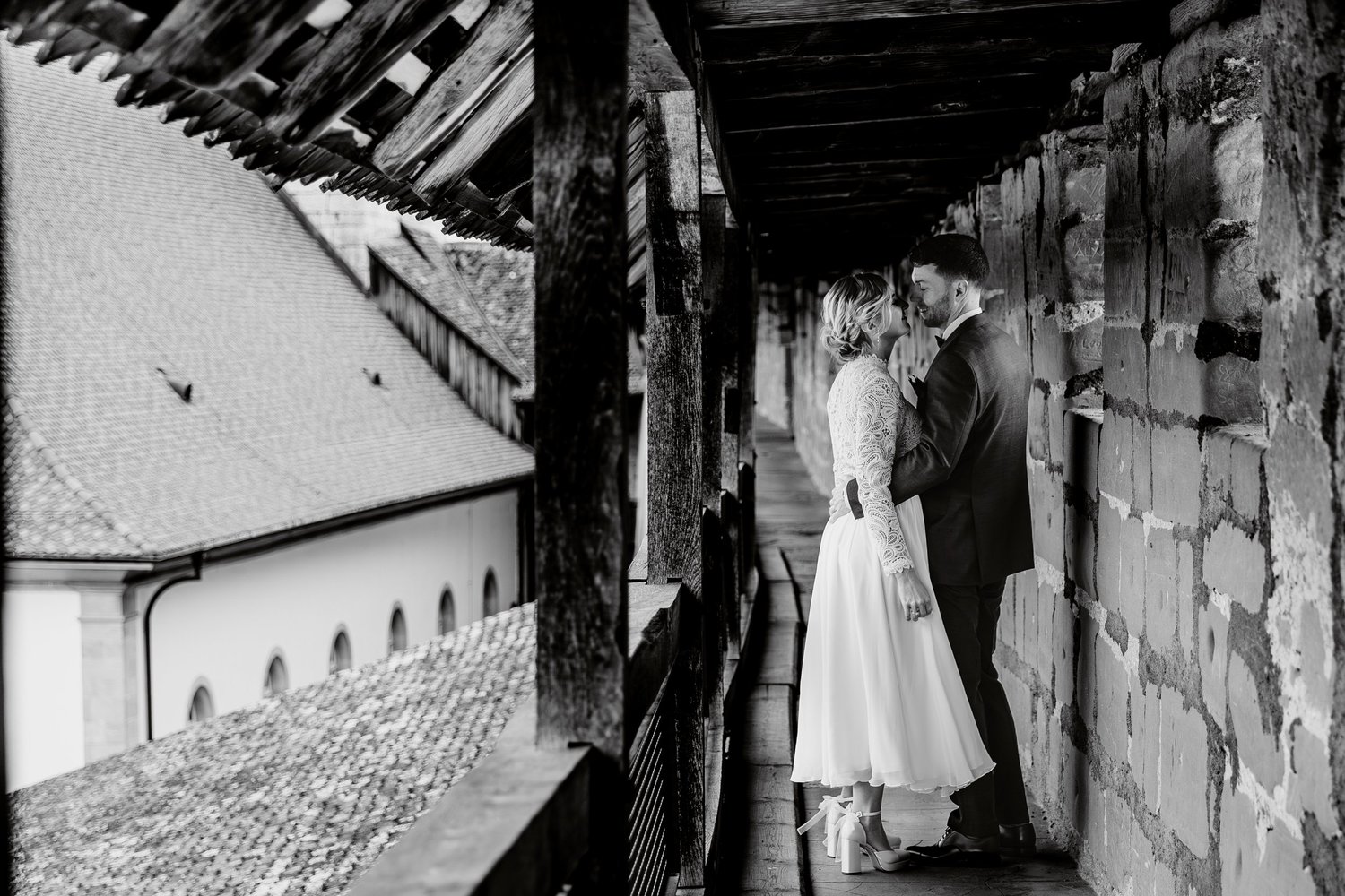 Brautpaar an einem historischen Gemäuer – Schwarz-Weiß-Hochzeitsfotografie von Hedrich Weddings