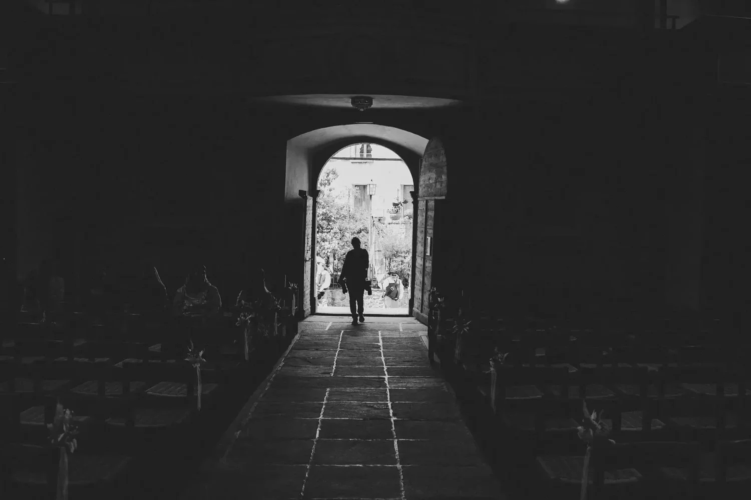 Ein Hochzeitsfotograf auf dem Weg zu einer Trauung