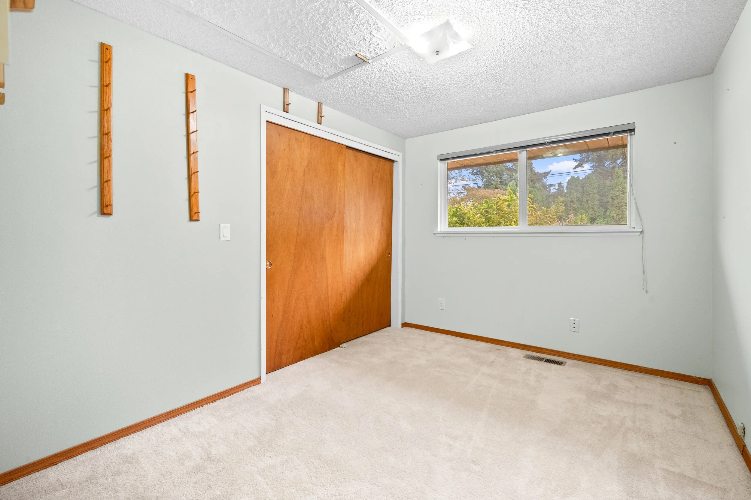 1605-126th-st-se-everett-wa-bedroom-1.jpg