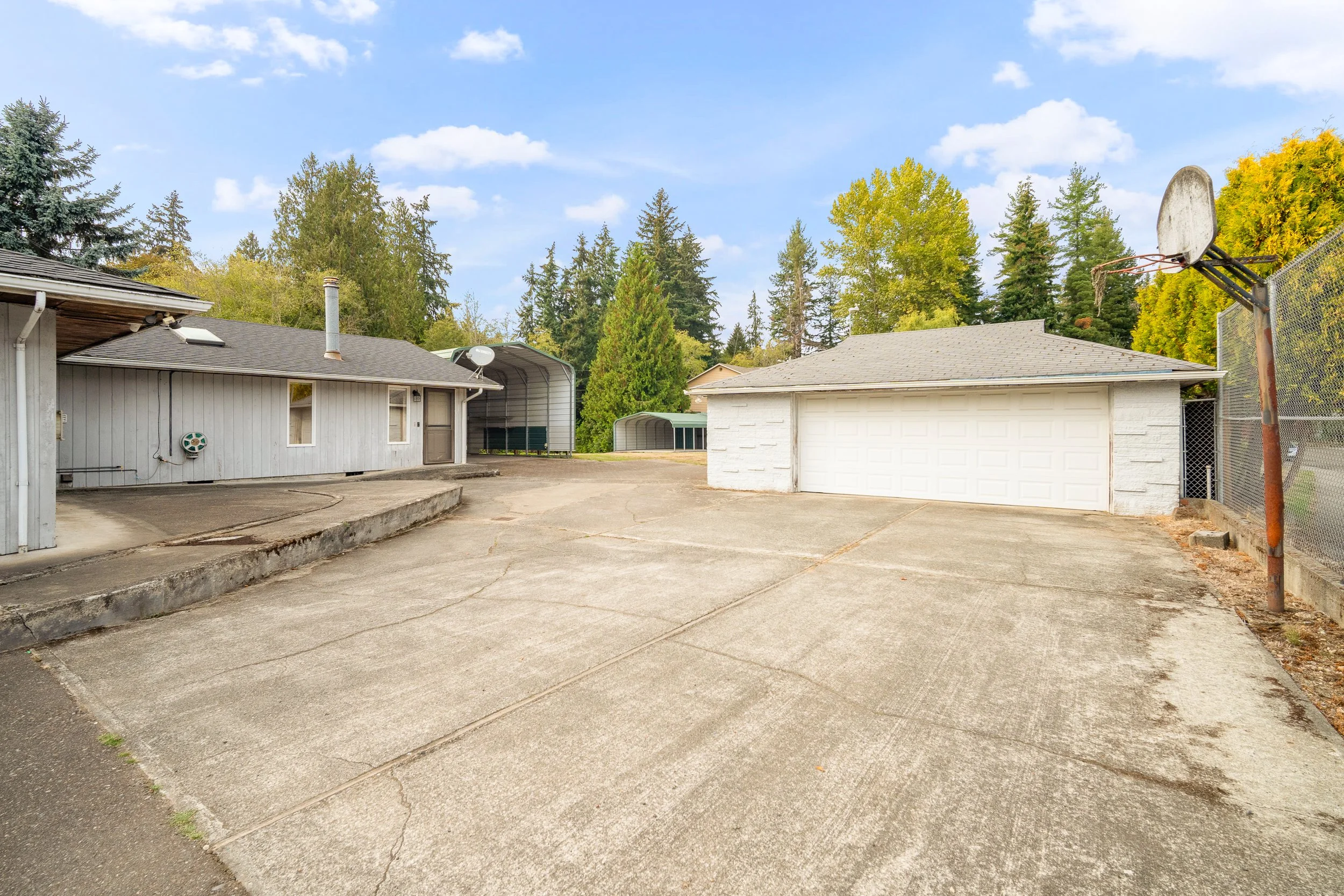1605-126th-st-se-everett-wa-garage-side-exterior.jpg