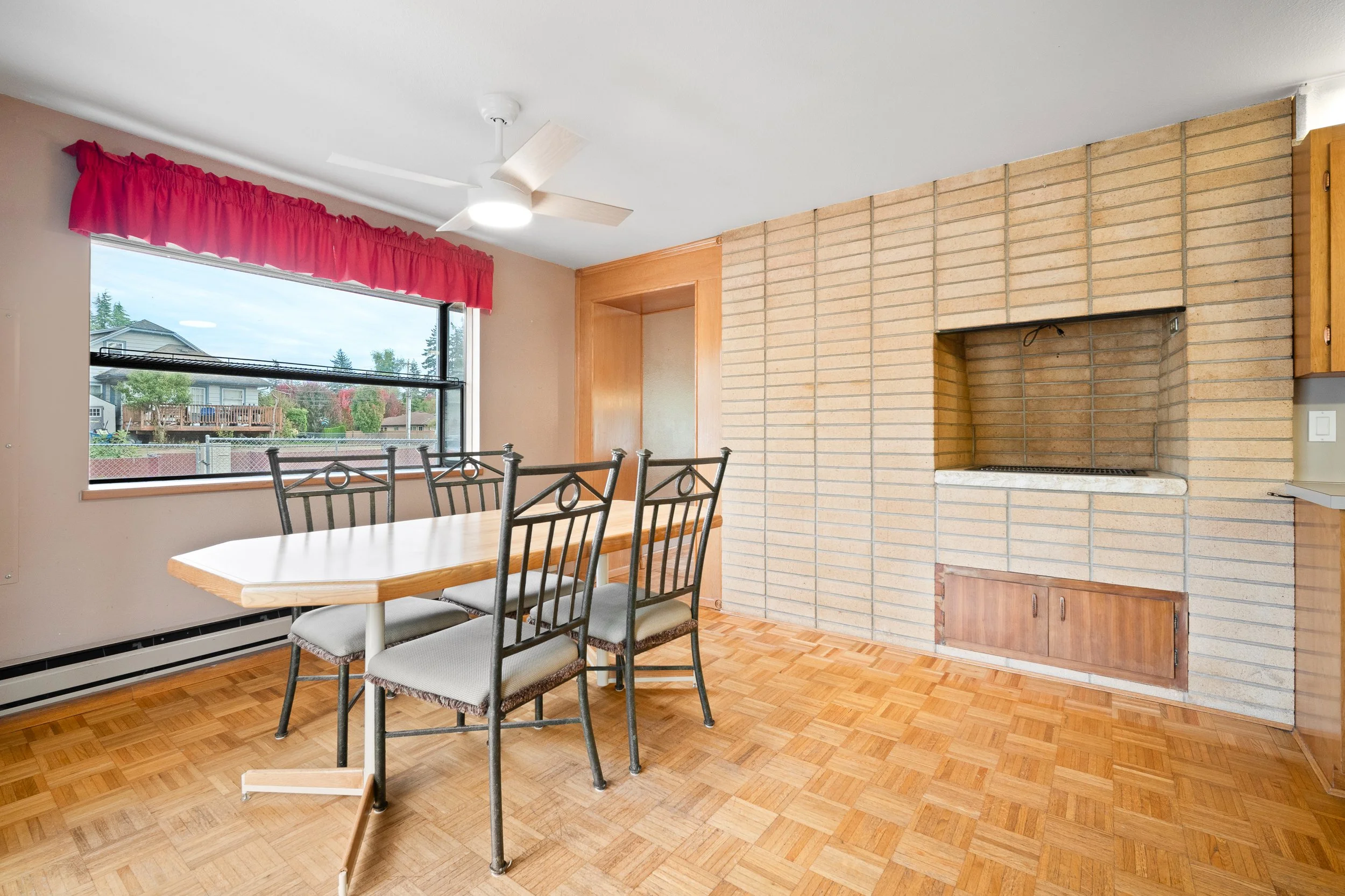 1605-126th-st-se-everett-wa-dining-room-built-in-bbq.jpg