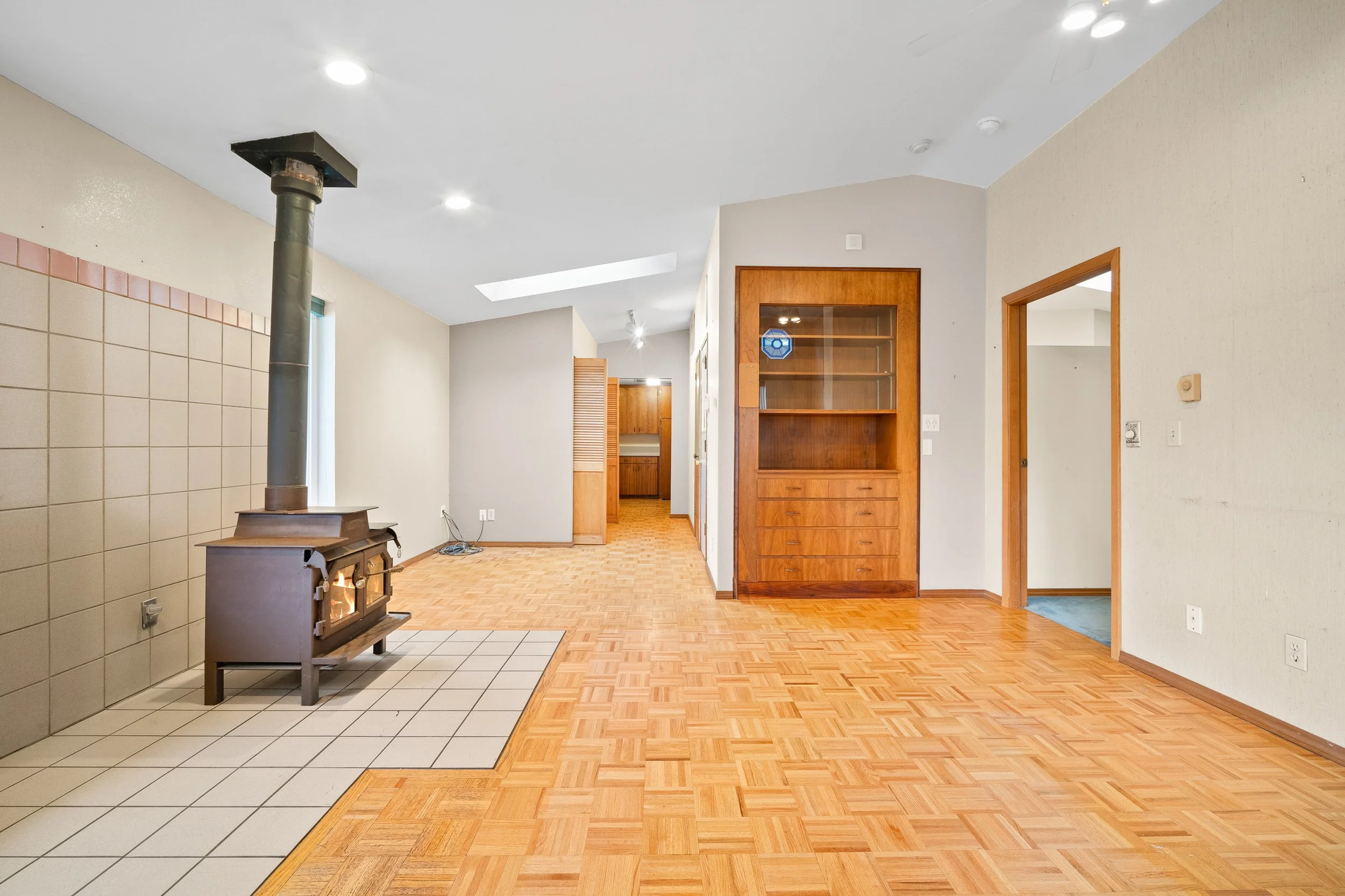 1605-126th-st-se-everett-wa-family-room-built-ins.jpg