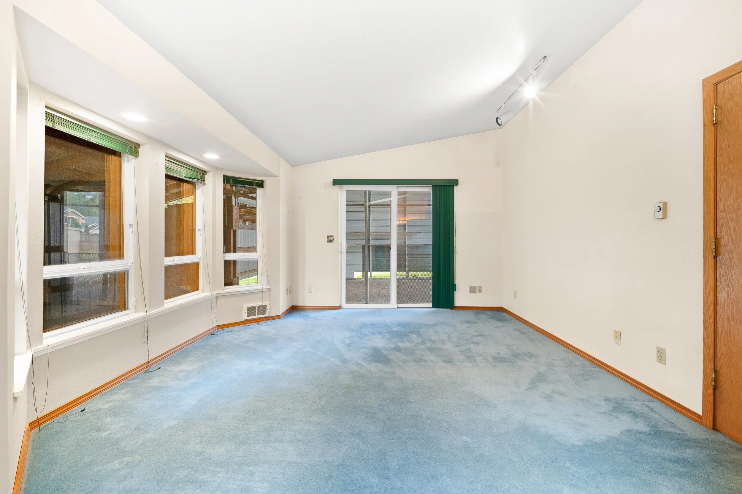 1605-126th-st-se-everett-wa-flex-room-sliding-door.jpg