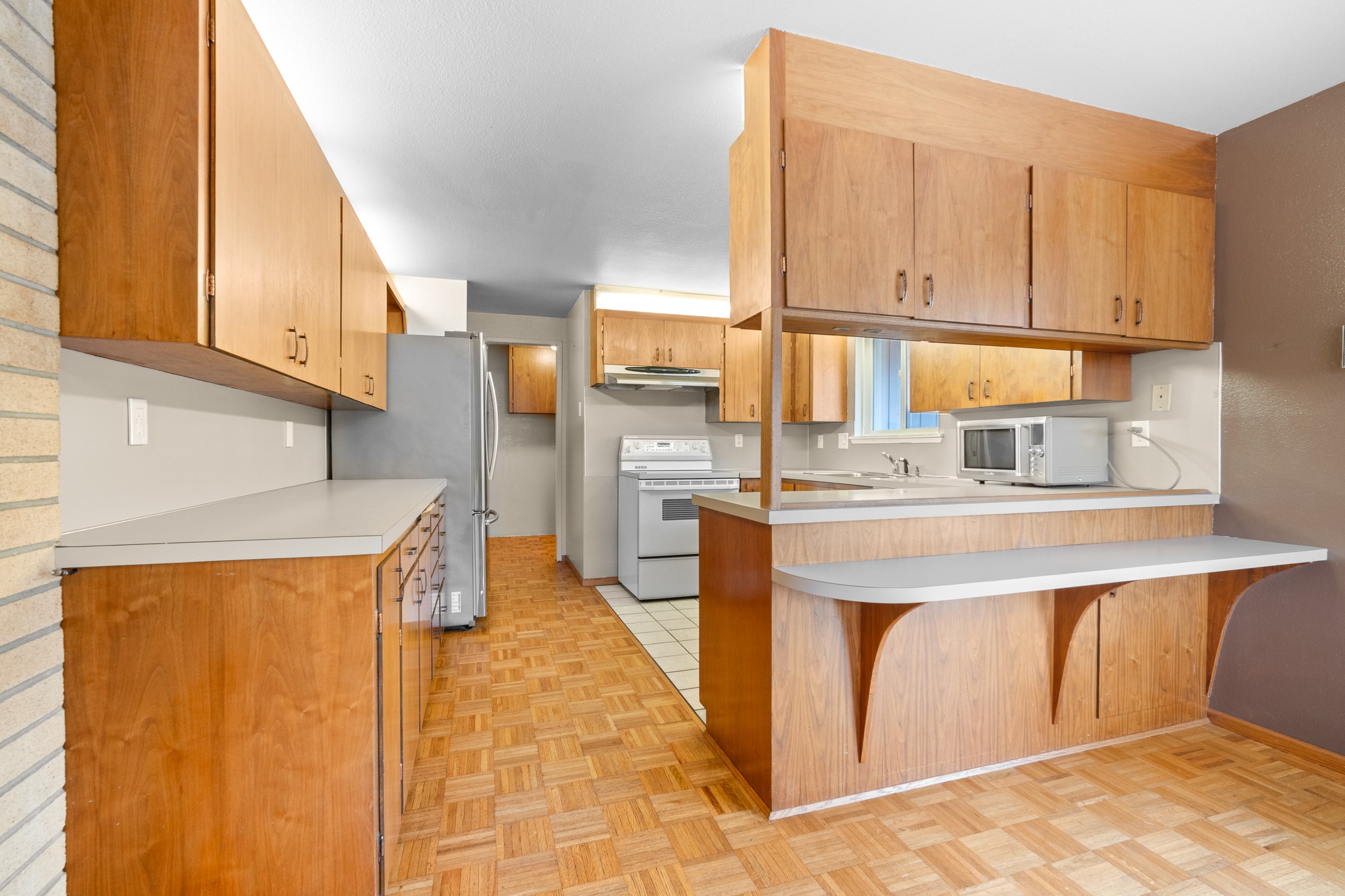 1605-126th-st-se-everett-wa-kitchen-breakfast-bar.jpg