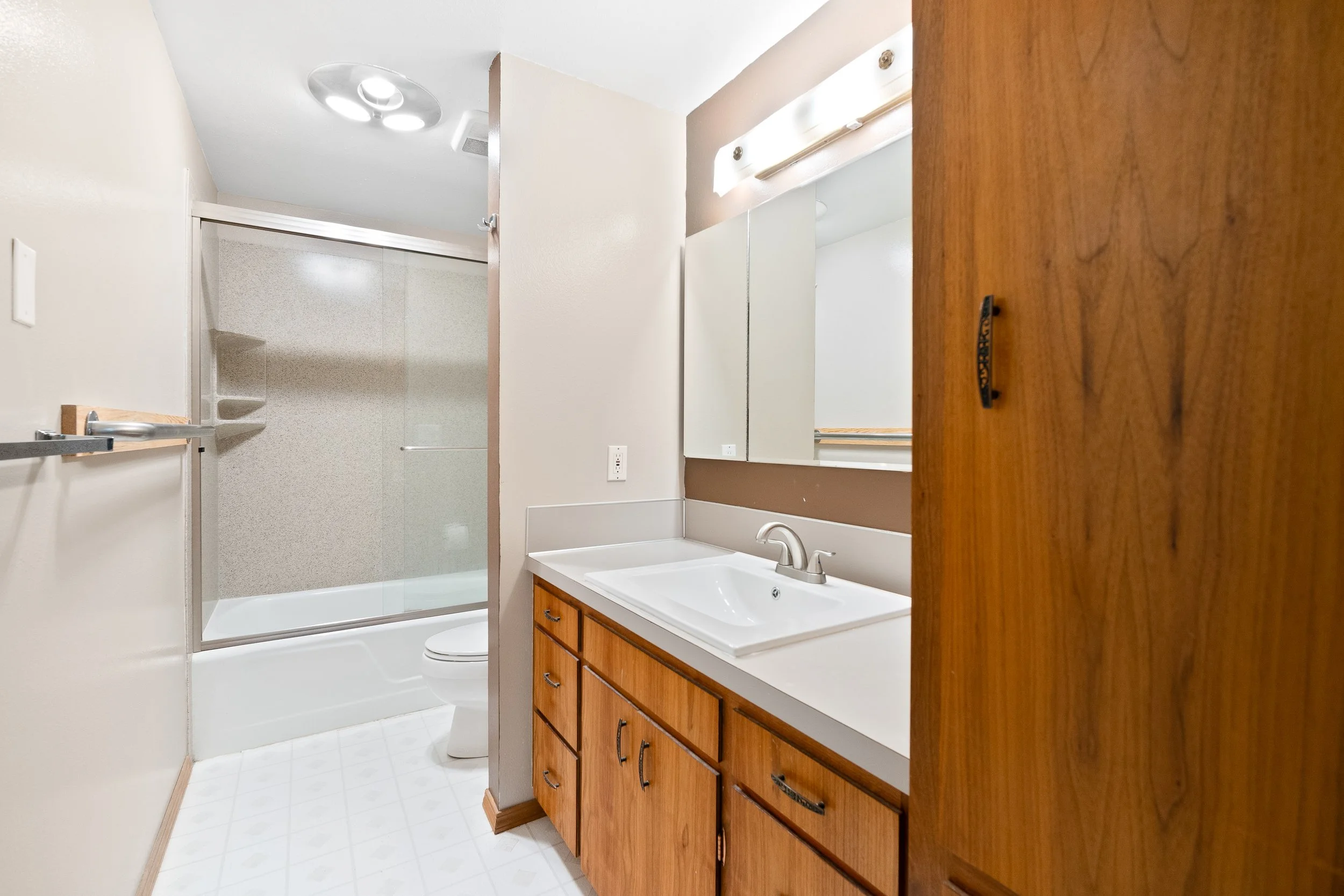 1605-126th-st-se-everett-wa-full-bathroom.jpg