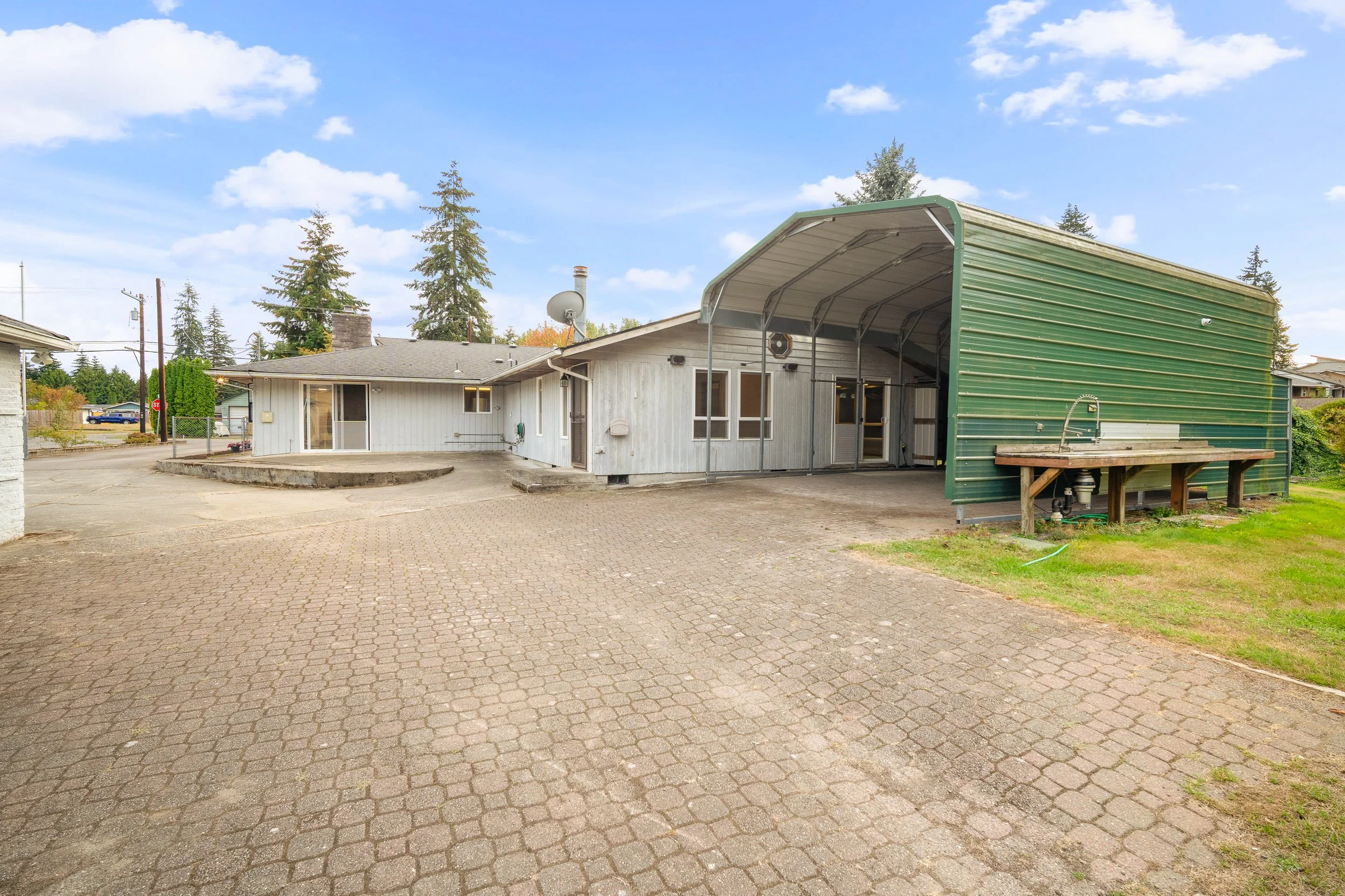 1605-126th-st-se-everett-wa-covered-outbuilding.jpg