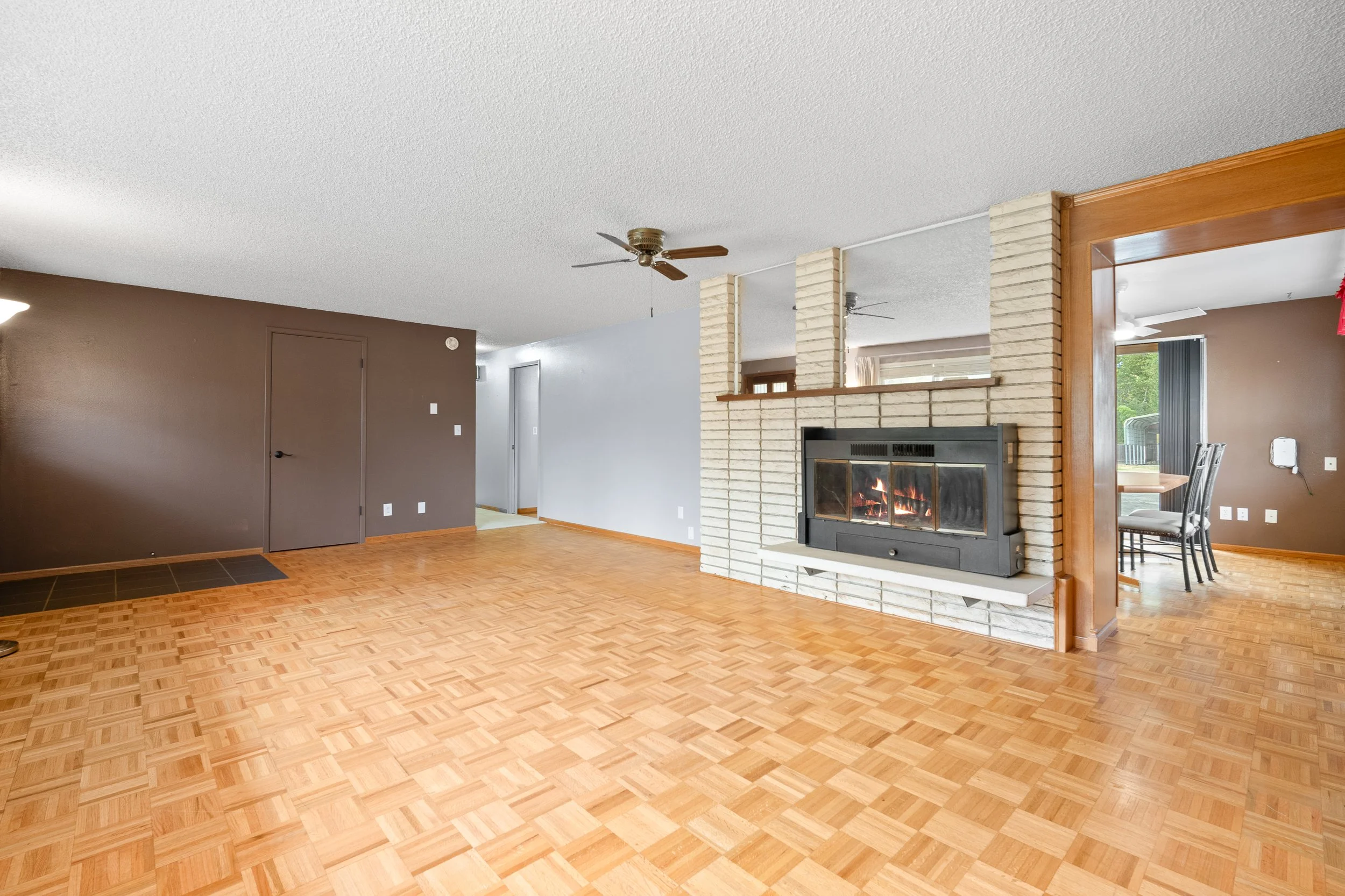 1605-126th-st-se-everett-wa-living-room-fireplace.jpg