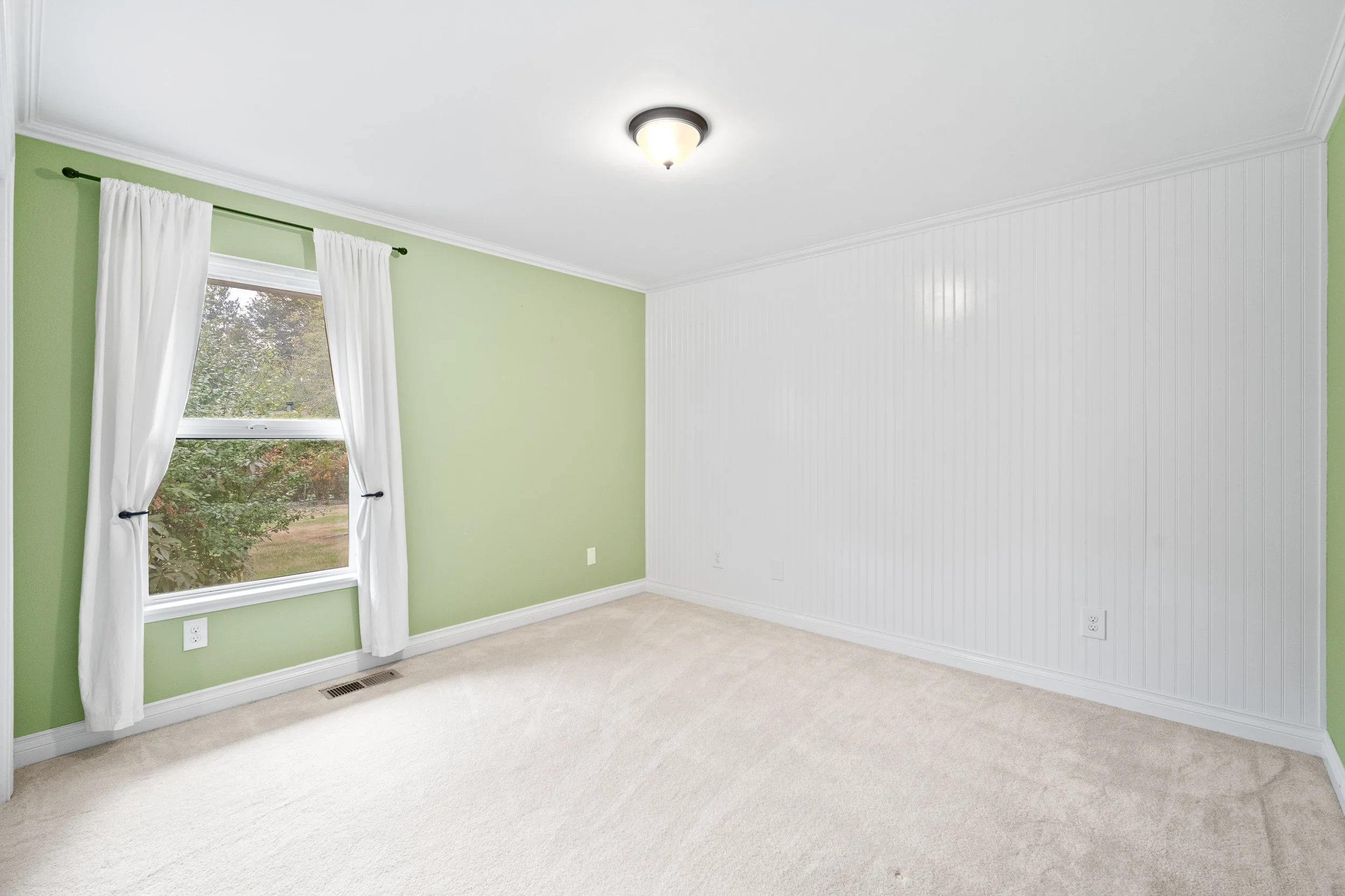 1605-126th-st-se-everett-wa-primary-bedroom-3.jpg