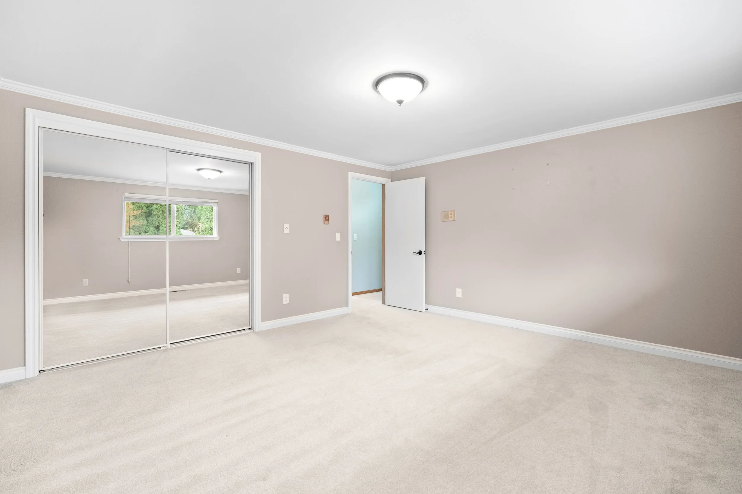 1605-126th-st-se-everett-wa-primary-bedroom-to-hallway.jpg