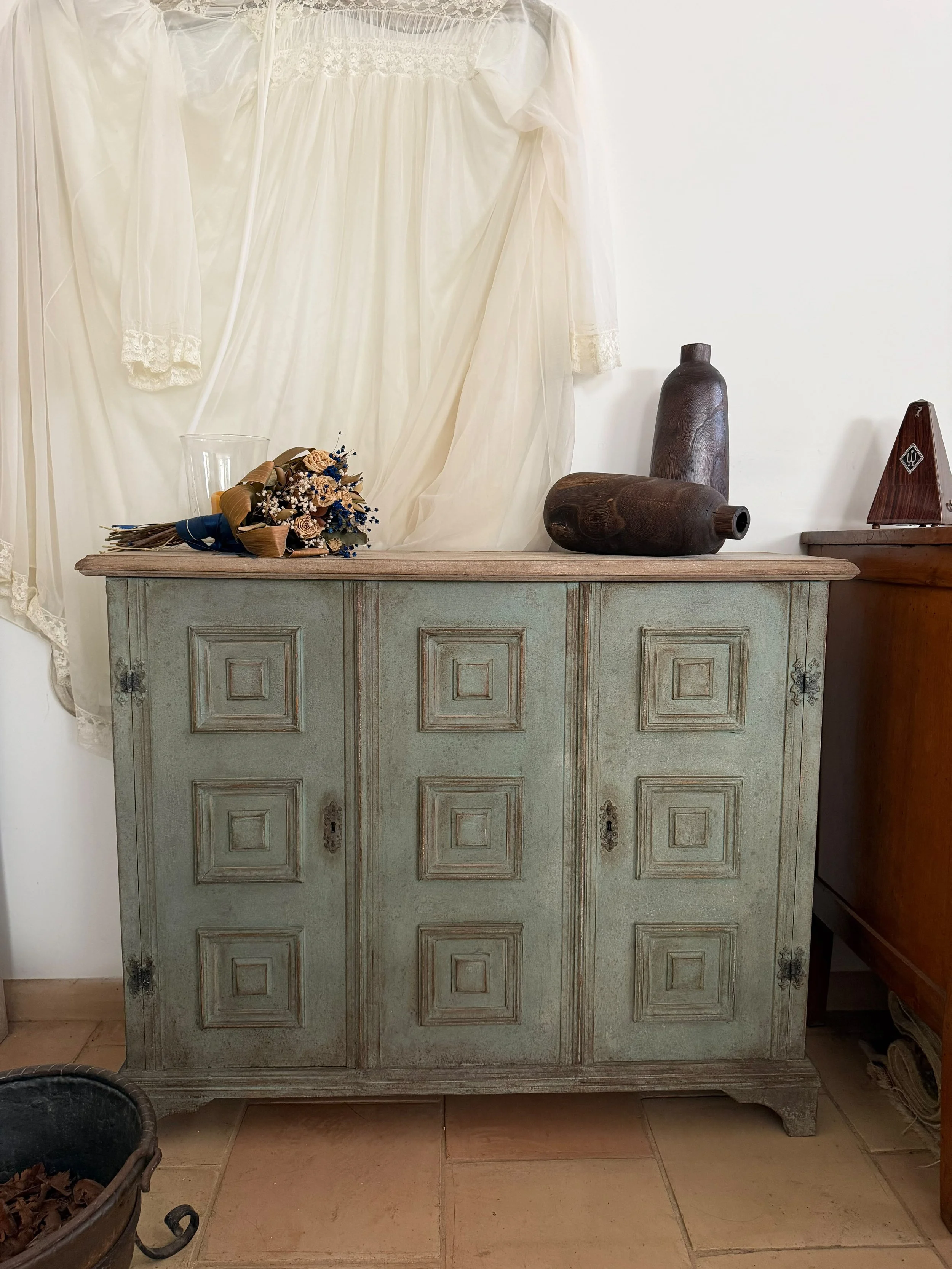 Credenza in legno massello finita con tecnica della patina toscana