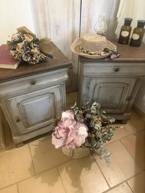 Comodini in legno massello in patina toscana