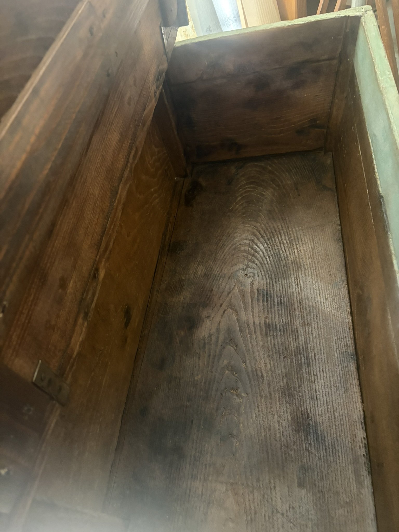 Interno di un mobile in legno con cassetti