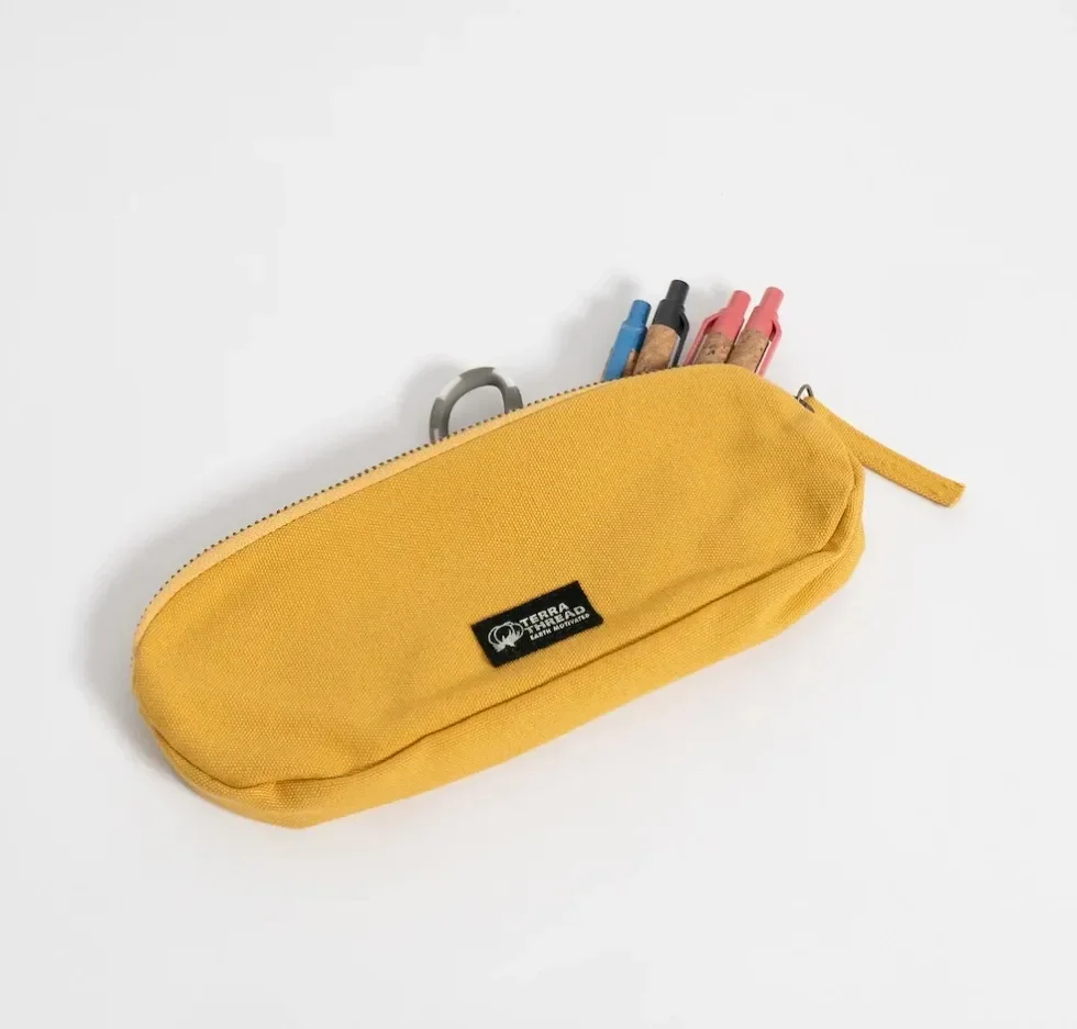 I love this bright little banana-colored pen and pencil case and best of all it's made of organic cotton. And no plastic in sight. 