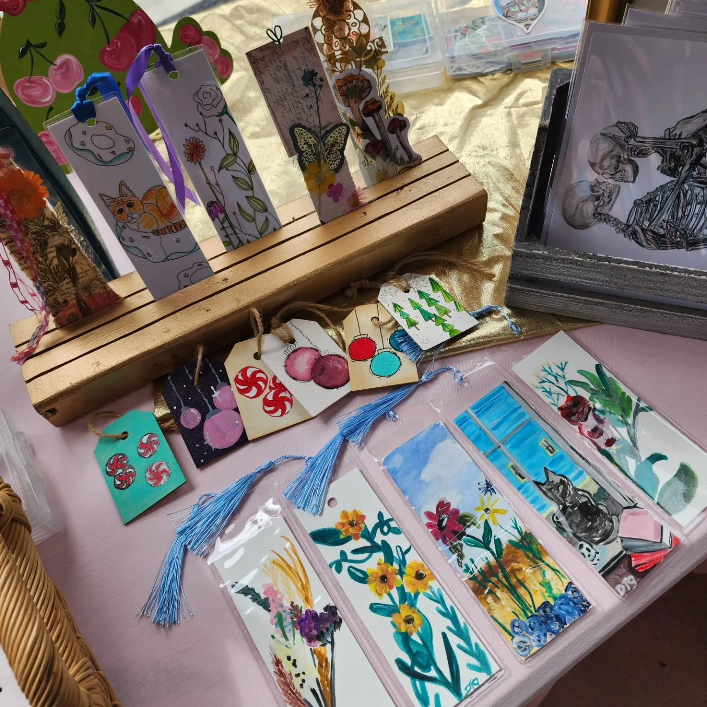I am all set up at @topsailbrewing and my boo tanks are already getting some love. Thank you for this awesome community for supporting my spooky art which I love to create 🫶👻

I will be here until around 4pm, but I am keeping am eye on the weather 