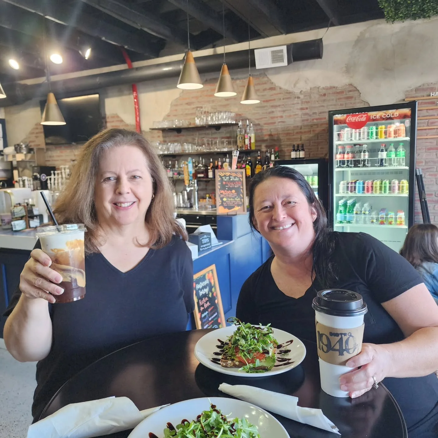 This Wednesday is off to a great start. Woke up and then met my friend @spozzi00 over at the @bistro1940downtown for breakfast, then it was back home to grab some inventory so I could make a trip to the @thelazydaisybookshop for a quick restock. I dr
