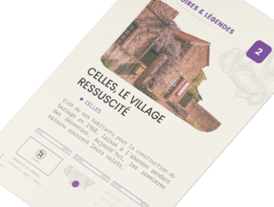 Page d'un guide touristique montrant une photo d'un bâtiment historique en pierre, avec un texte décrivant le village, sa construction et son architecture, en français.