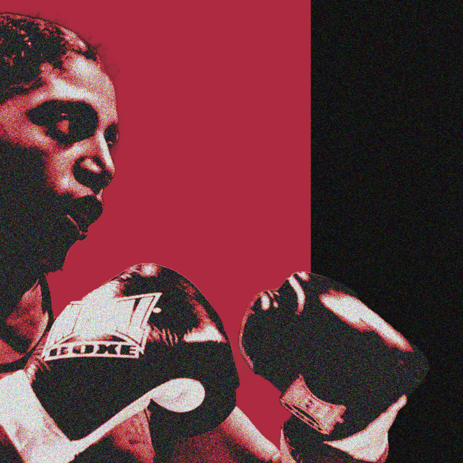 Une femme portant des gants de boxe, se préparant à boxer, avec un fond rouge et noir.