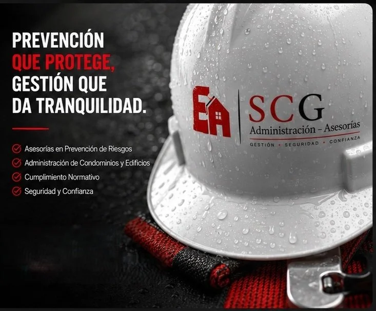 Casco de seguridad gris con gotas de agua, con el logo de SCG Administración - Asesorías, en un fondo oscuro y texto en español sobre prevención de riesgos y gestión de seguridad.