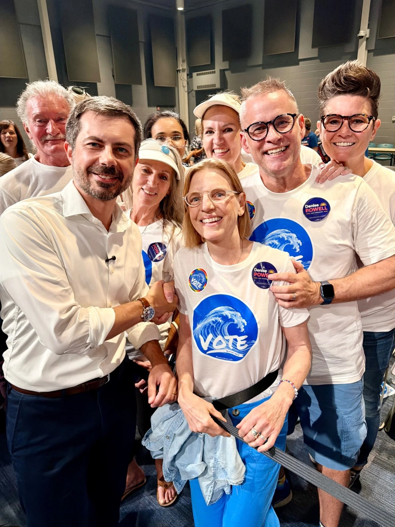 blue-dot-wave-denise-powell-campaign-event-group-selfie-18.jpg