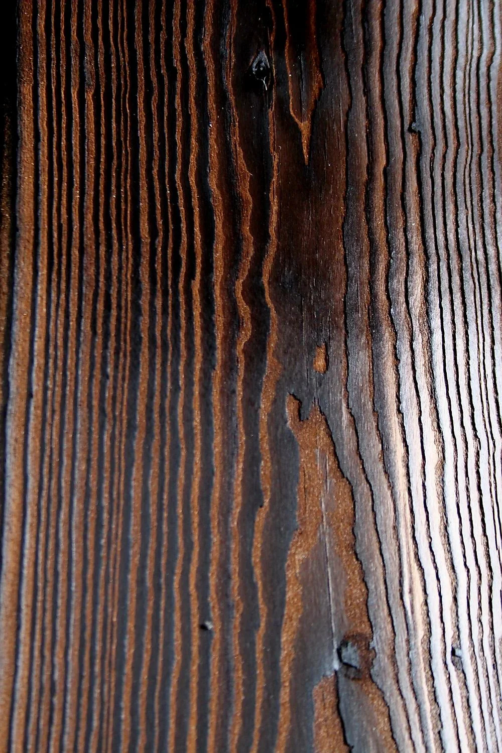 Nahaufnahme eines holzbraunen Holztisches mit sichtbaren Jahresringen.
