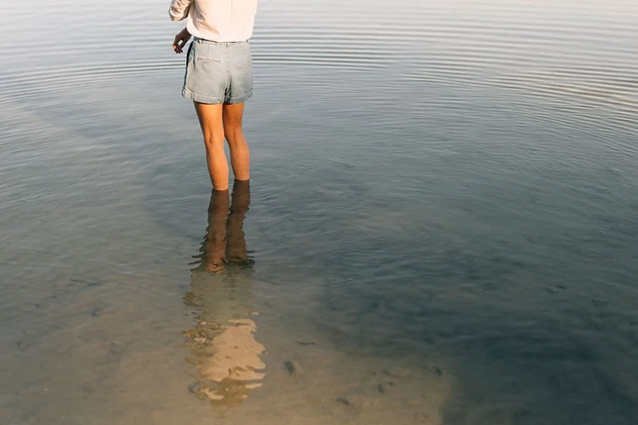 Anja Mai steht im Wasser