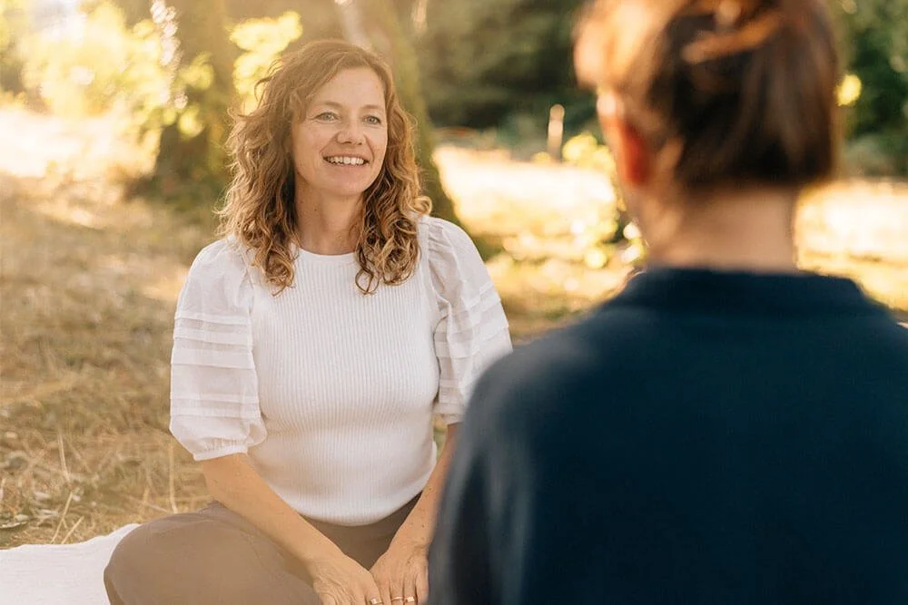Anja Mai während einer ganzheitlichen Therapiesitzung, in der sie Atemarbeit mit körperlicher Behandlung verbindet.