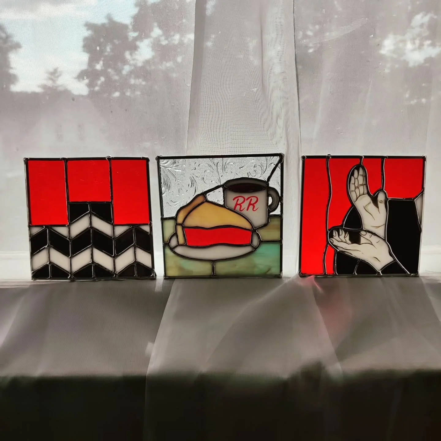 Up close static shots of this Twin Peaks piece &hearts;️🥧☕

#twinpeaks #stainedglass