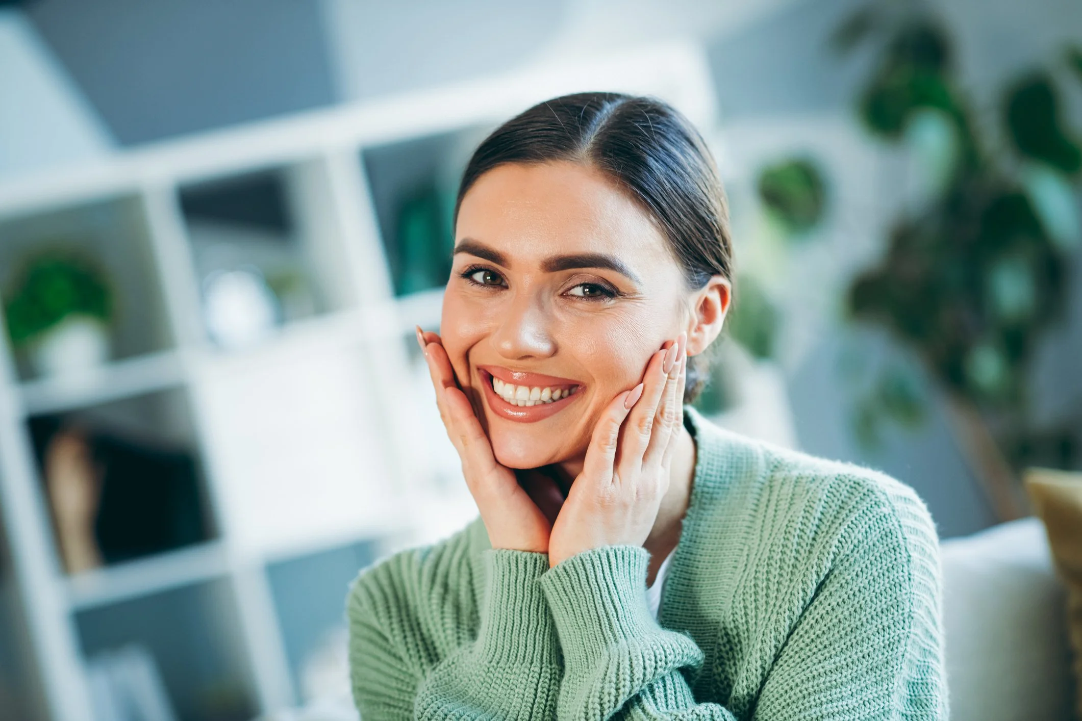 Adult woman smiling with relaxed facial posture, representing myofunctional and speech therapy.