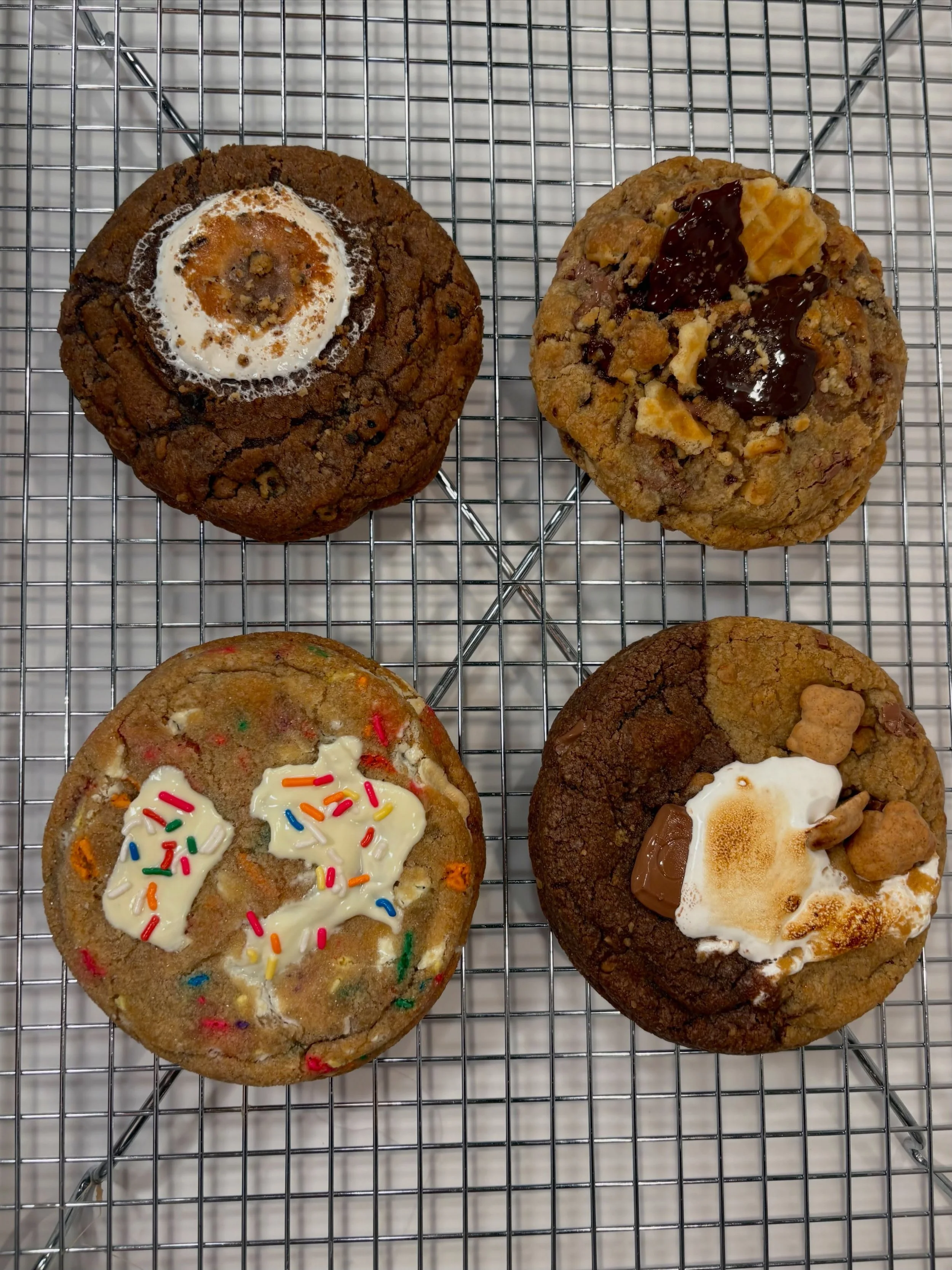 🎉 BIRTHDAY GIRL
Chewy sugar cookie stuffed with crunchy Belgian sugar pearls, rainbow sprinkles, and Tahitian white chocolate.

🍫 GIMMIE SMORE
Half graham cracker dough, half milk chocolate, loaded with marshmallows, milk chocolate, and graham crac