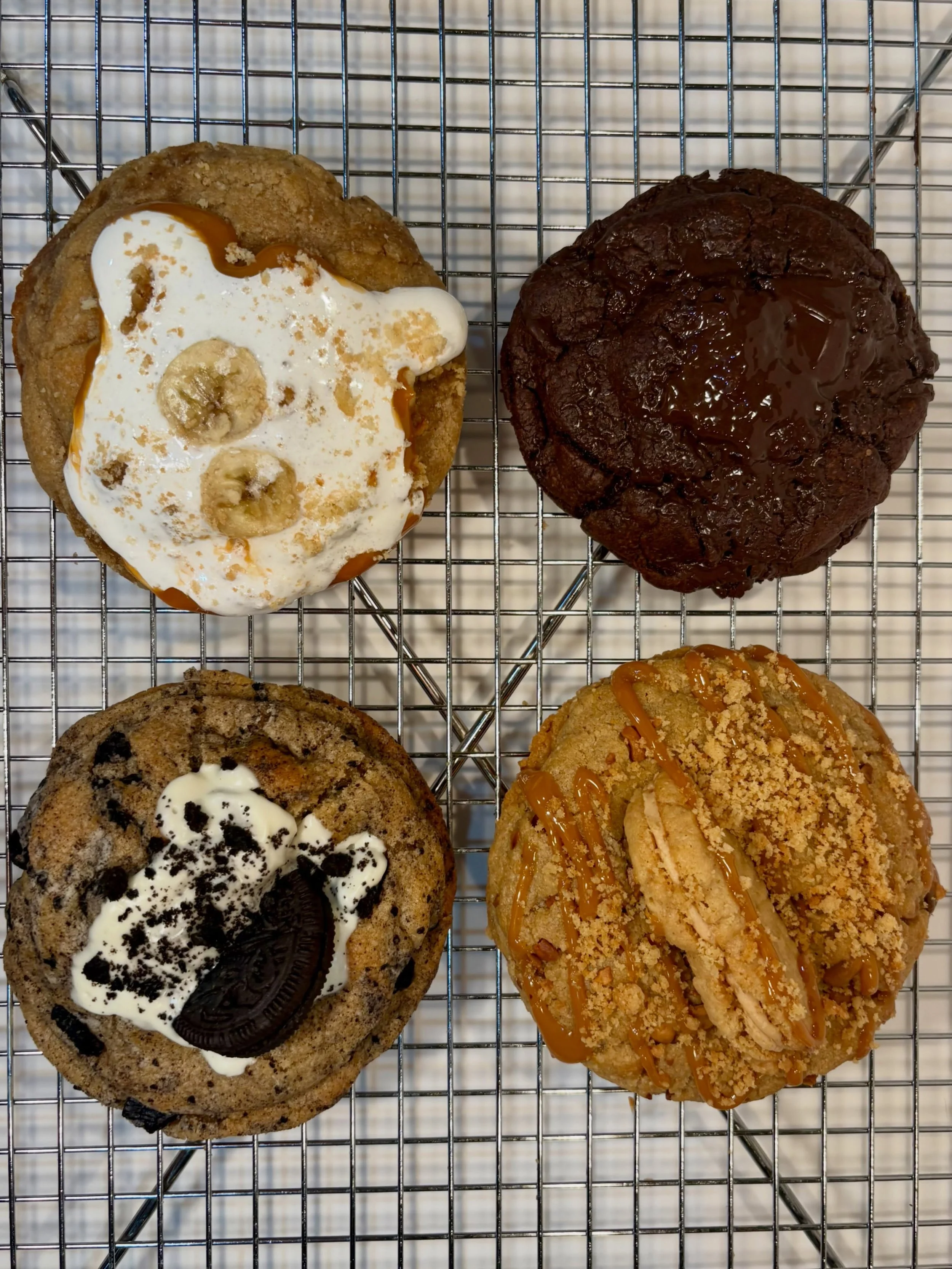 🥐Weekly cookie menu is here! 🥐

🍪COOKIES N CREME:
Brown butter cookie loaded with Oreos and stuffed with a creamy white chocolate cookies &amp; cream center.

🍌BANANA BREAD:
Brown butter cookie dough loaded with banana bread and shortbread and to