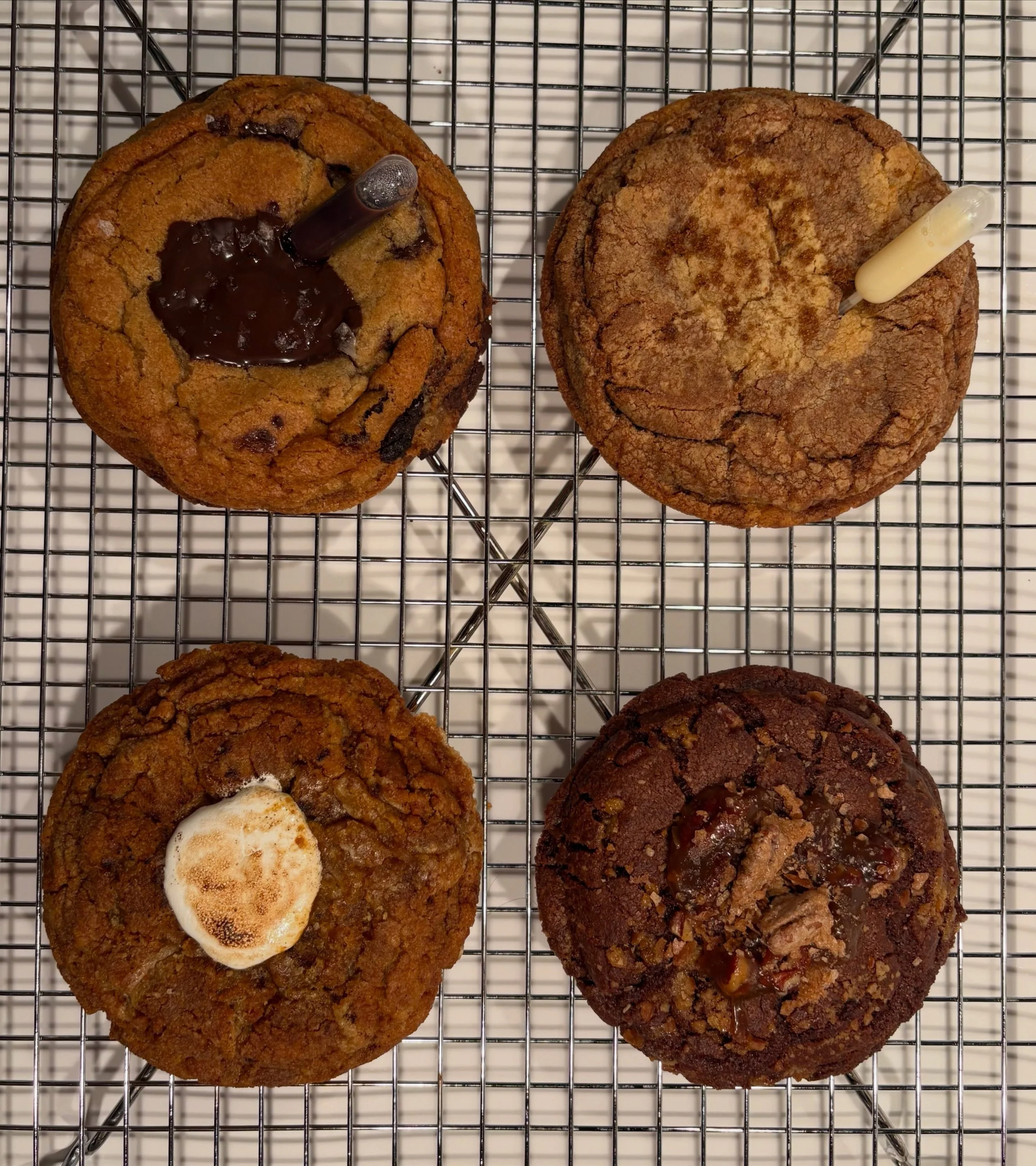 🥐Weekly cookie menu is here, and we added some more fall flavors!🥐

🎃🥧Pumpkin Swirl: Brown butter pumpkin spice cookie dough swirled with pumpkin pie filling, rolled in Biscoff cookie crumble and topped with torched marshmallow.

🍫 🌰 Chocolate 