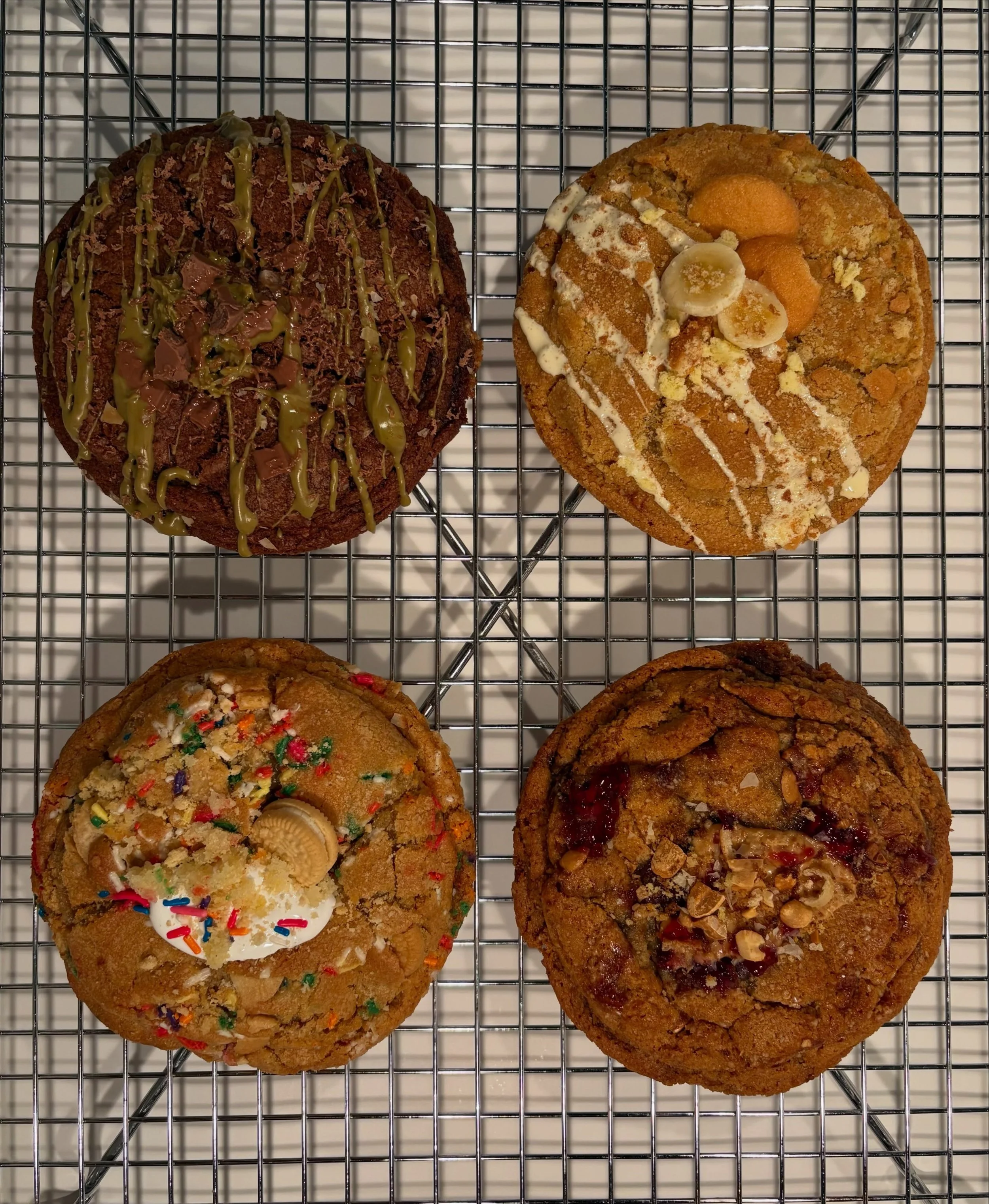 🥐Weekly cookie menu is here!🥐

🍫Chocolate Pistachio: Dark chocolate cookie dough stuffed with chocolate kataifi ganache, mixed with milk chocolate chunks, and topped with pistachio drizzle.

🍌Banana Pudding: Vanilla cookie dough mixed with chunks
