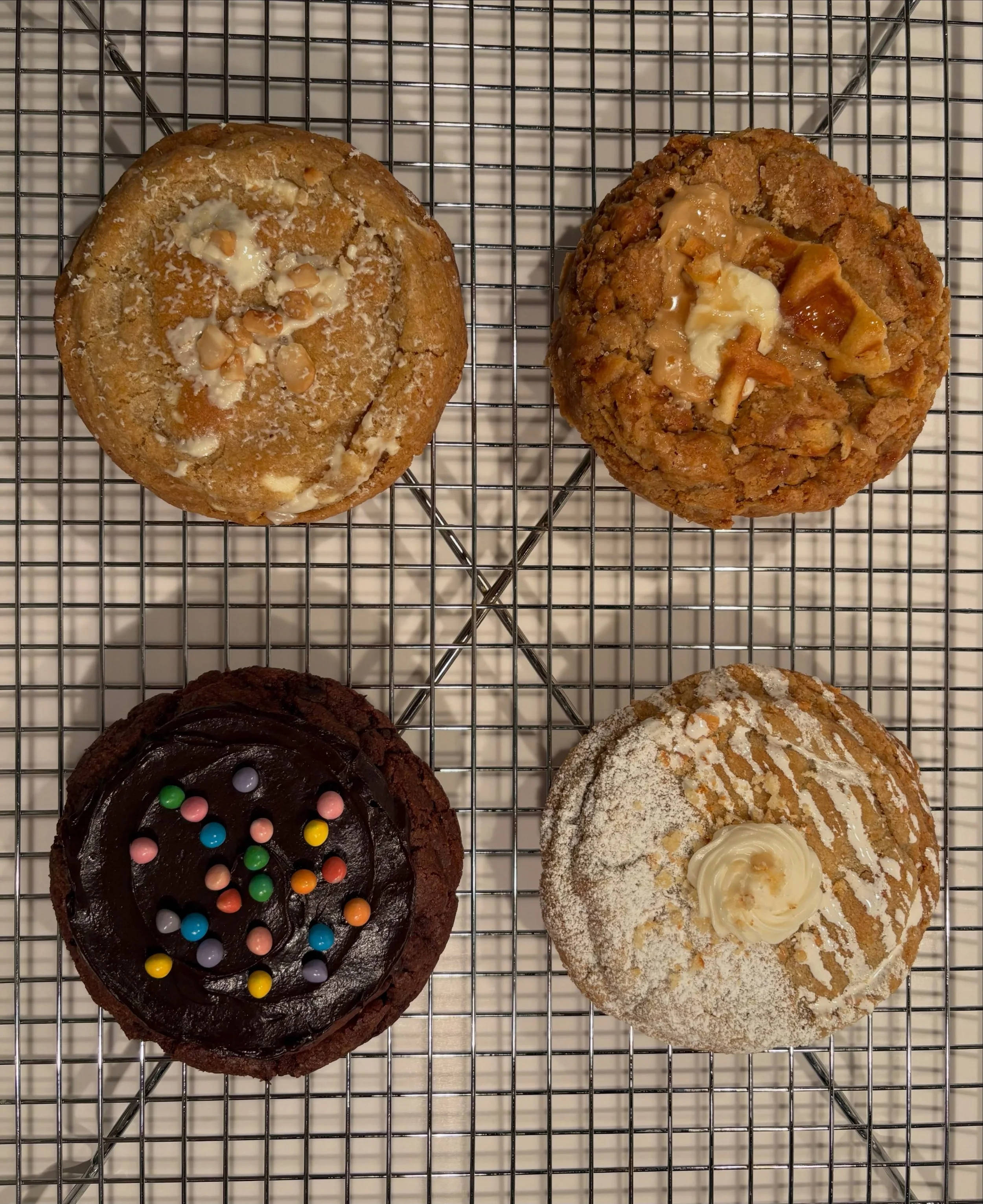 🥐Weekly cookie menu is here!🥐

🍫Cosmic Brownie : Dark Chocolate cookie dough loaded with cosmic brownie pieces and milk chocolate chunks. Topped with a cosmic chocolate fudge and chocolate chip candy sprinkles.

🌰White Macadamia: Caramelized butt