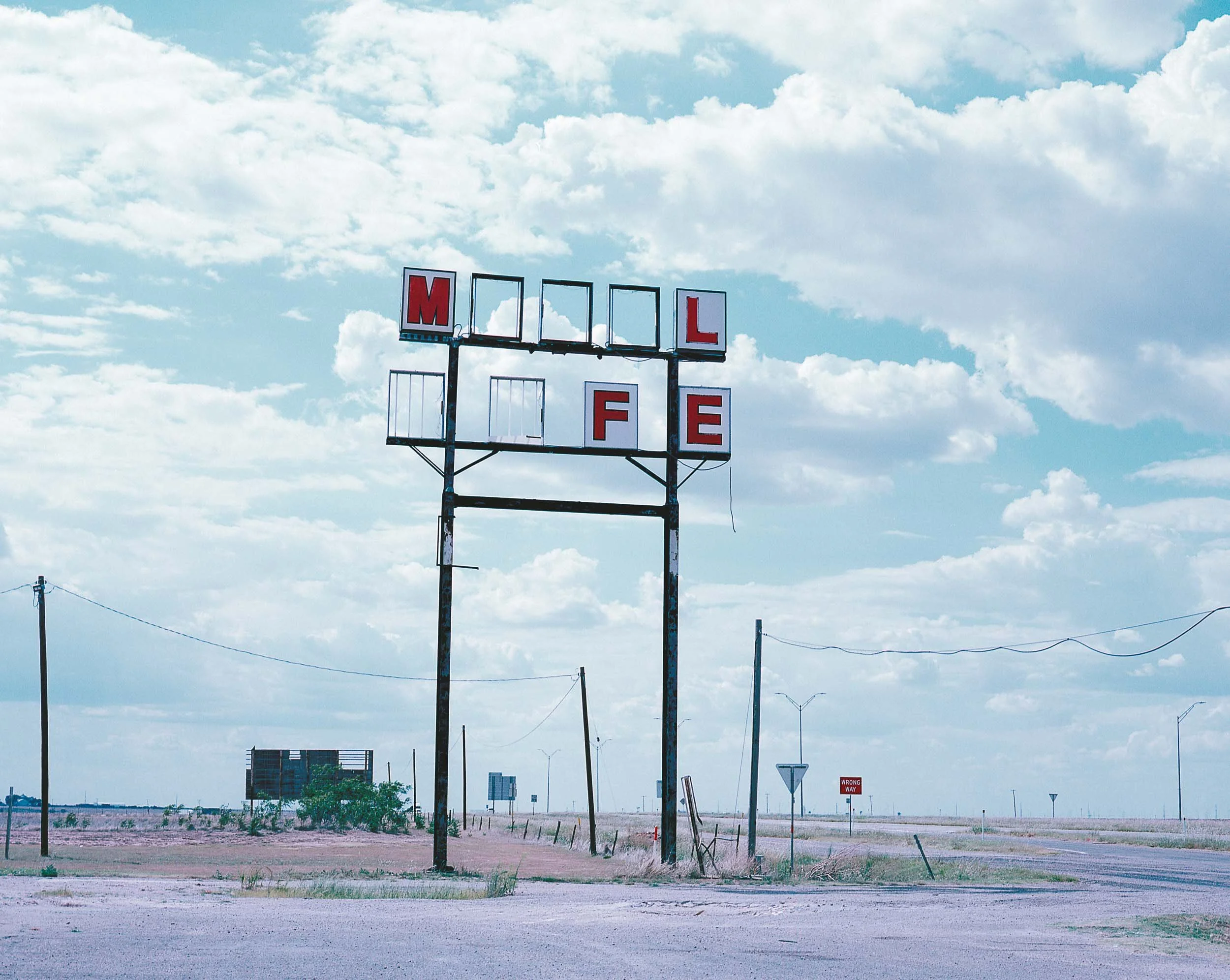 Old Motel and Cafe sign missing letters
