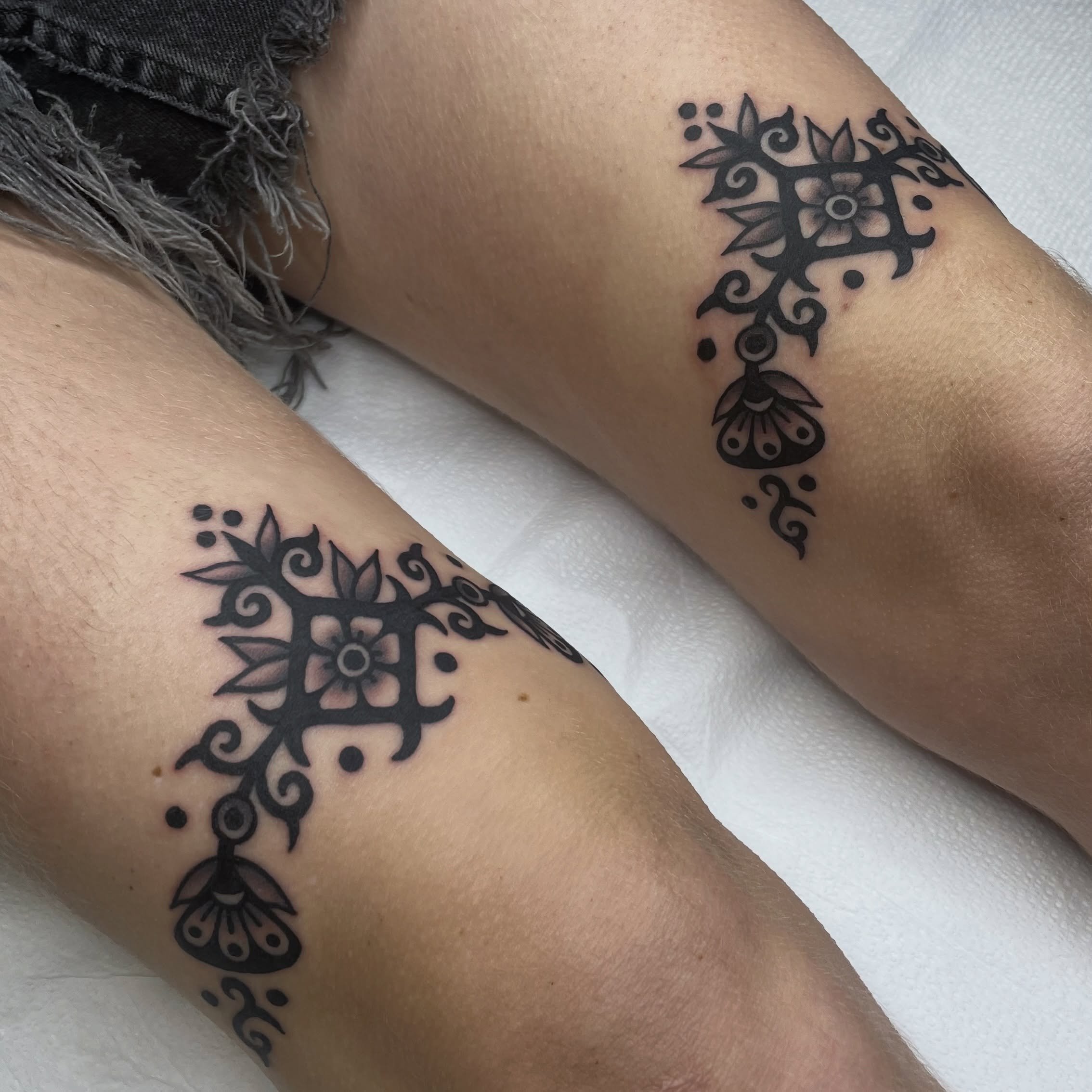 Knee ornaments for Sonya. Thanks for the trust and letting me do something fun! #stpete #stpetetattooartist #ornamentaltattoos #traditionaltattoo