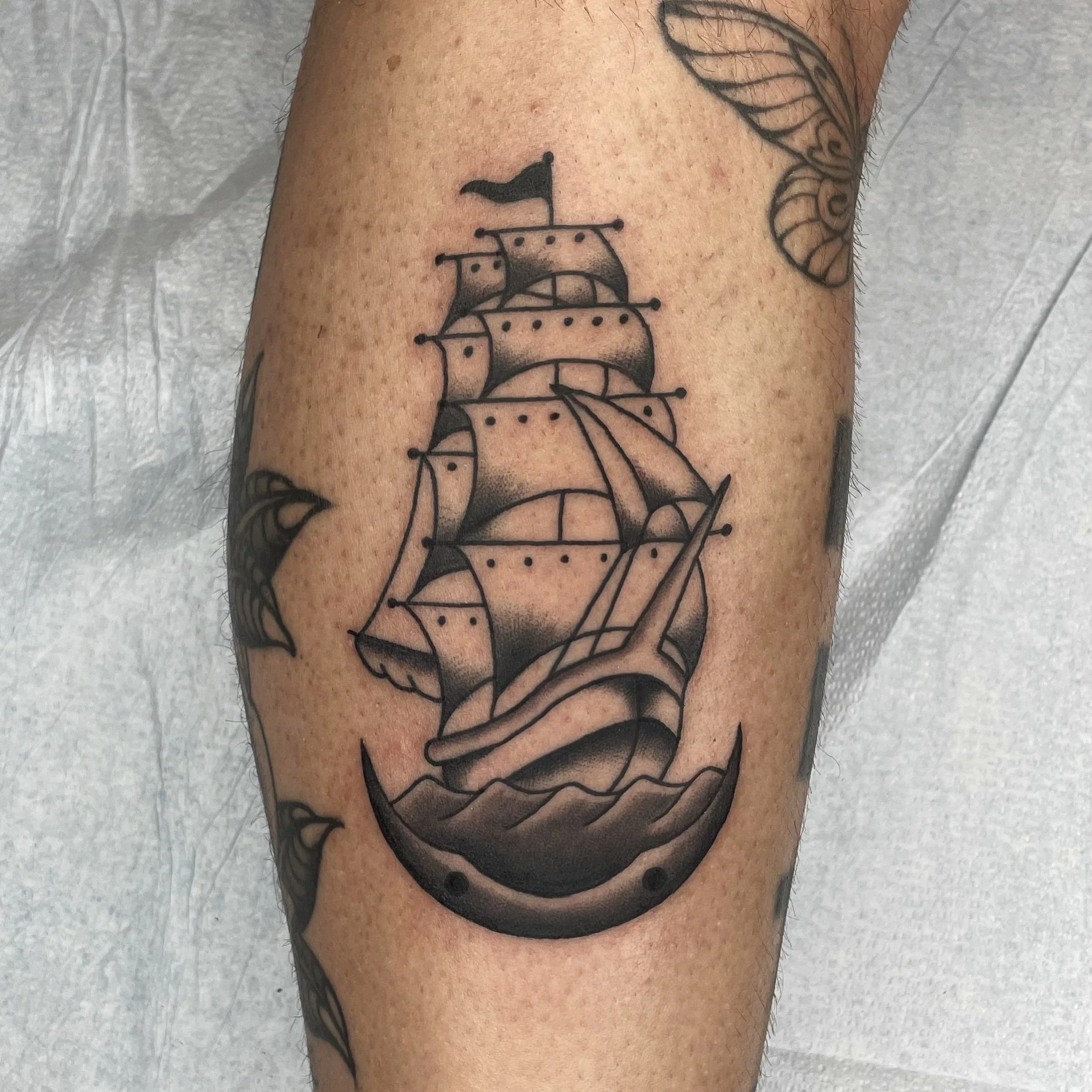 🍾 First voyage for Rob  #traditionaltattoos #bngtattoo #clippershiptattoo #stpetetattoos #stpetetattooartist
