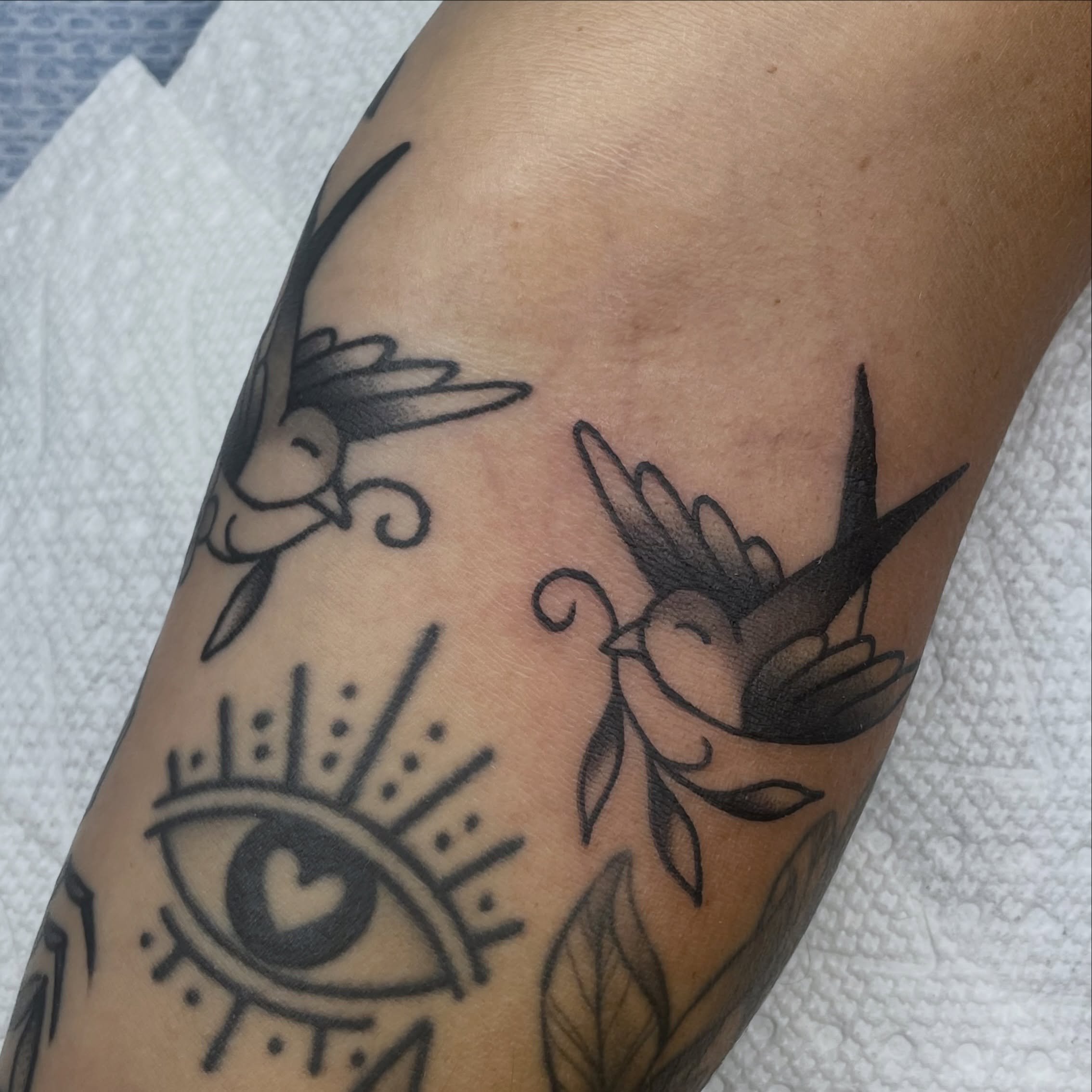 They&rsquo;re in love 🖤 FRESH AND HEALED #stpete #stpetetattoos #traditionaltattoos
