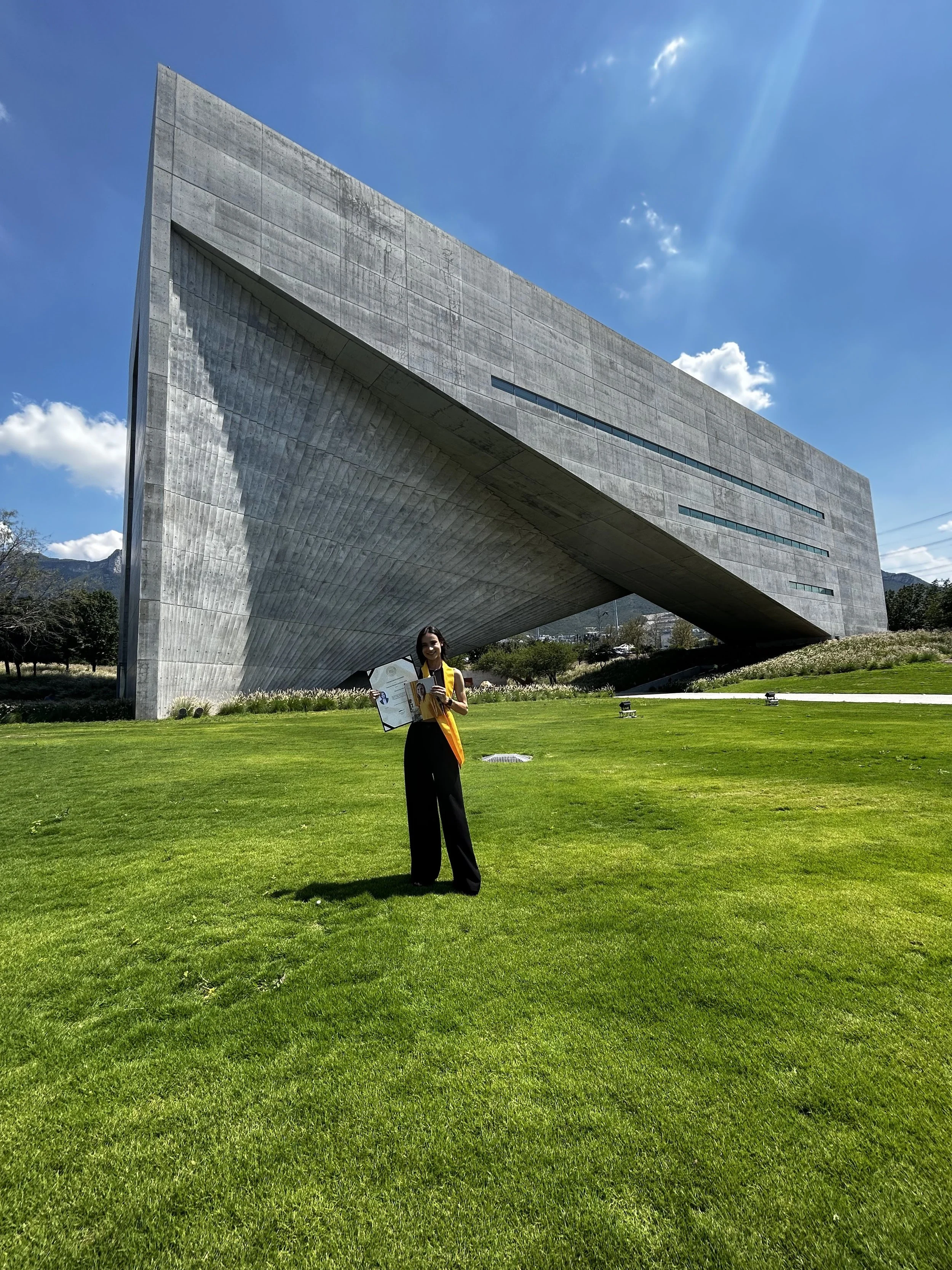 Elmi Lopezmalo, diseñadora gráfica y artista, en su graduación de la UDEM