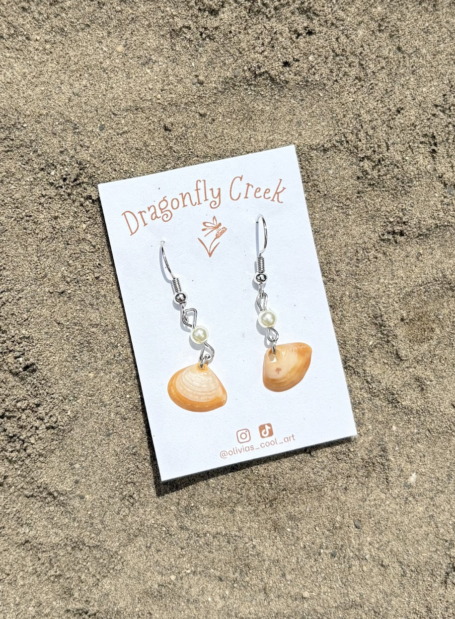 WHITE AND GOLD CLAM SHELL EARRINGS
