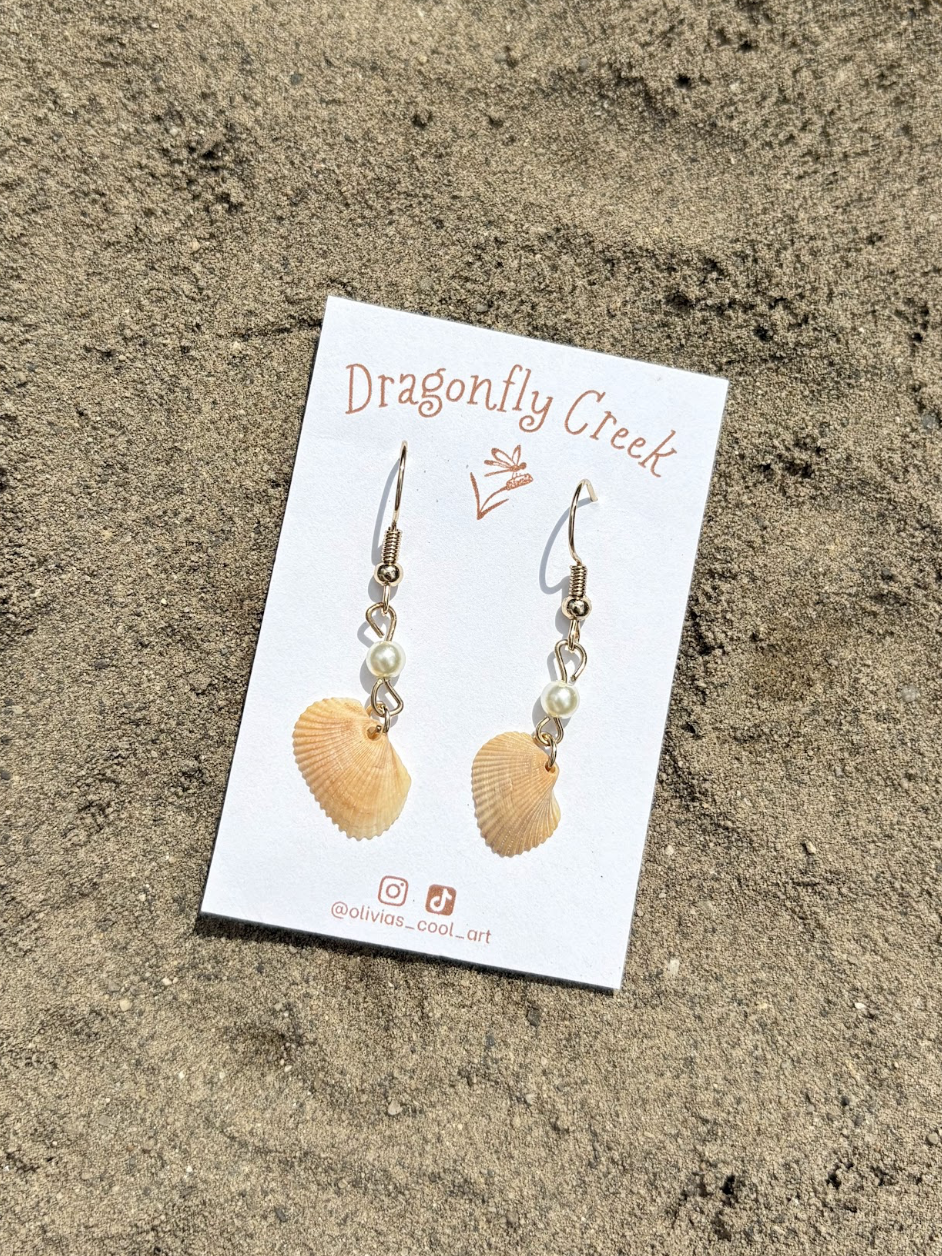 SMALL CHAMPAGNE SCALLOP SHELL EARRINGS