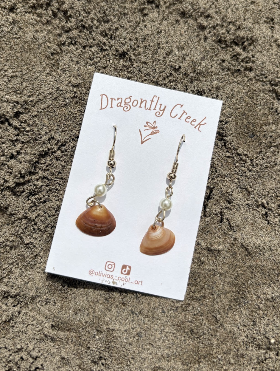 BROWN STRIPED CLAM SHELL EARRINGS