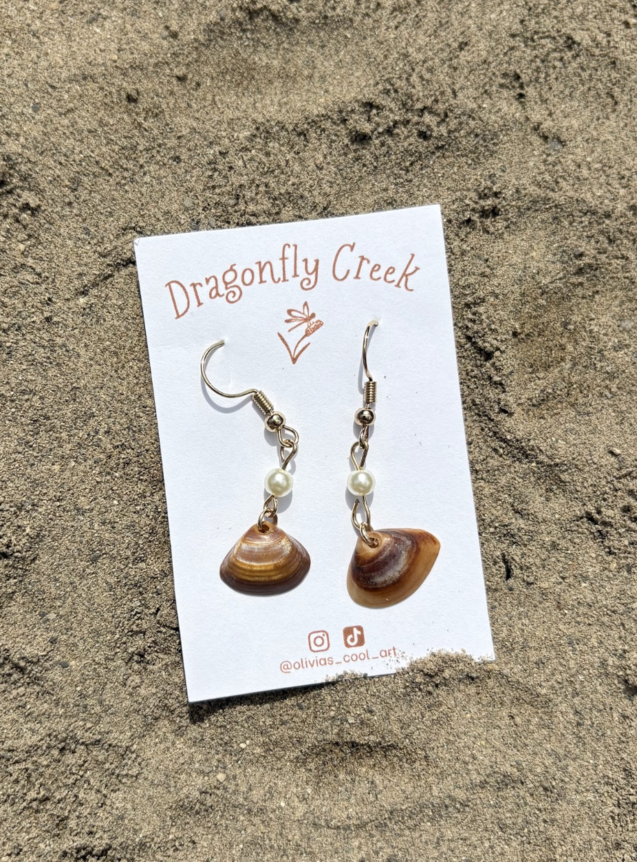 BROWN VARIEGATED ClLAM SHELL EARRINGS